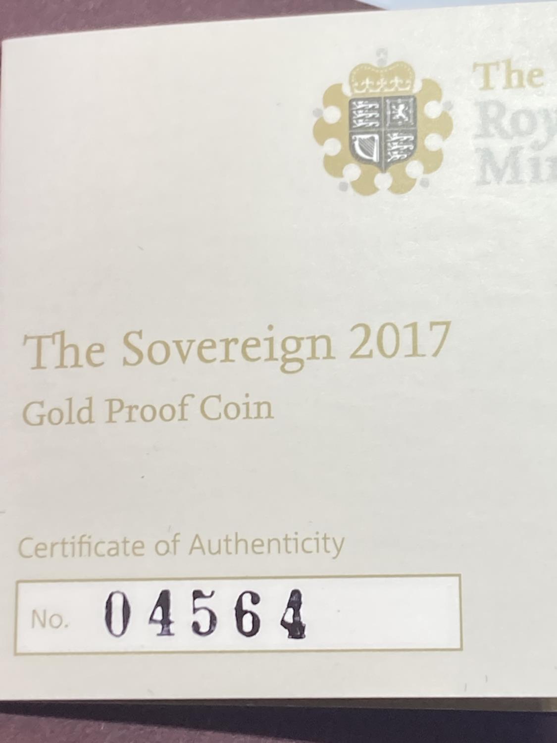 A 2017 THE SOVEREIGN GOLD PROOF LIMITED EDITION NUMBER 4,564 OF 10,500 IN A WOODEN BOXED CASE - Bild 4 aus 5