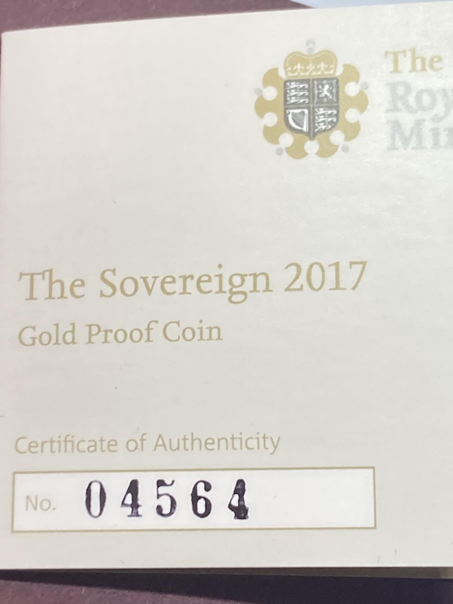 A 2017 THE SOVEREIGN GOLD PROOF LIMITED EDITION NUMBER 4,564 OF 10,500 IN A WOODEN BOXED CASE - Image 4 of 5