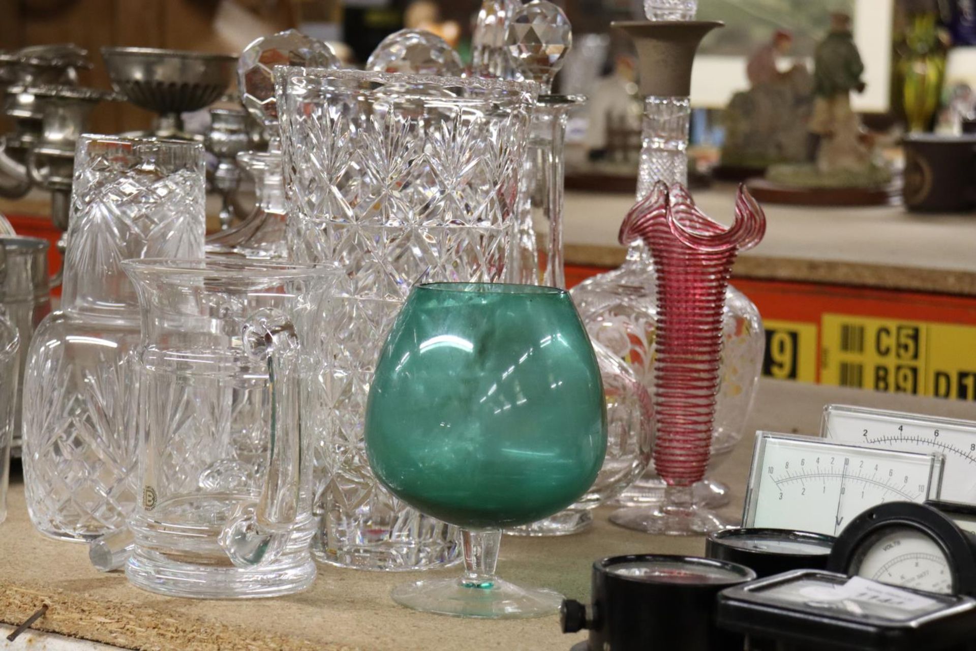 A QUANTITY OF GLASSWARE TO INCLUDE DECANTERS, VASE, TANKARD, ETC., - Bild 2 aus 6