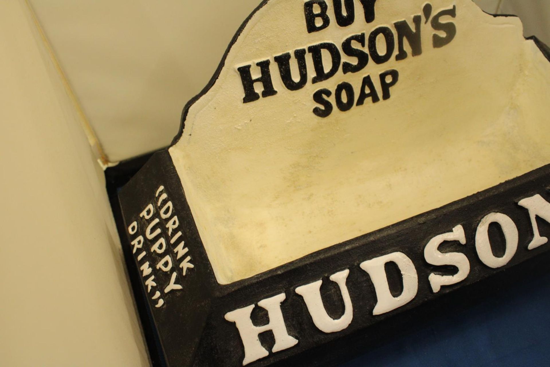 A LARGE CAST DOG WATER BOWL ADVERITISING HUDSON SOAPS - Image 3 of 3