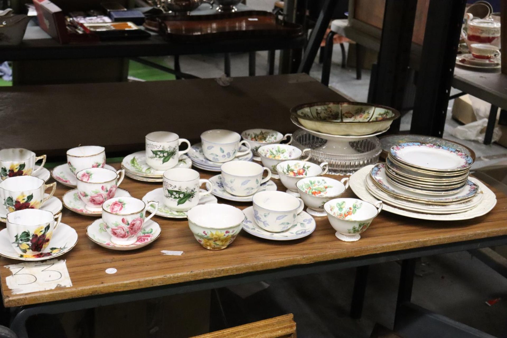 A LARGE QUANTITY OF VINTAGE CHINA CUPS AND SAUCERS TO INCLUDE ROYAL STAFFORD, COLCLOUGH, QUEEN ANNE,