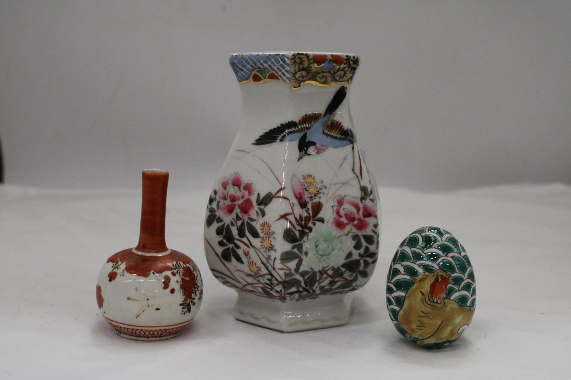 AN ORIENTAL HEXAGONAL VASE, SMALLER ORIENTAL VASE AND DECORATED EGG - Image 3 of 6