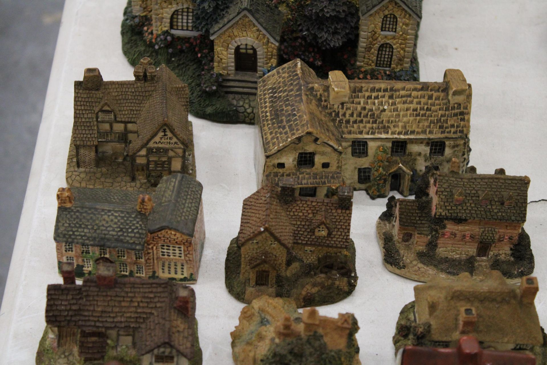 A LARGE QUANTITY OF COLLECTABLE COTTAGES - 23 IN TOTAL - Image 5 of 6