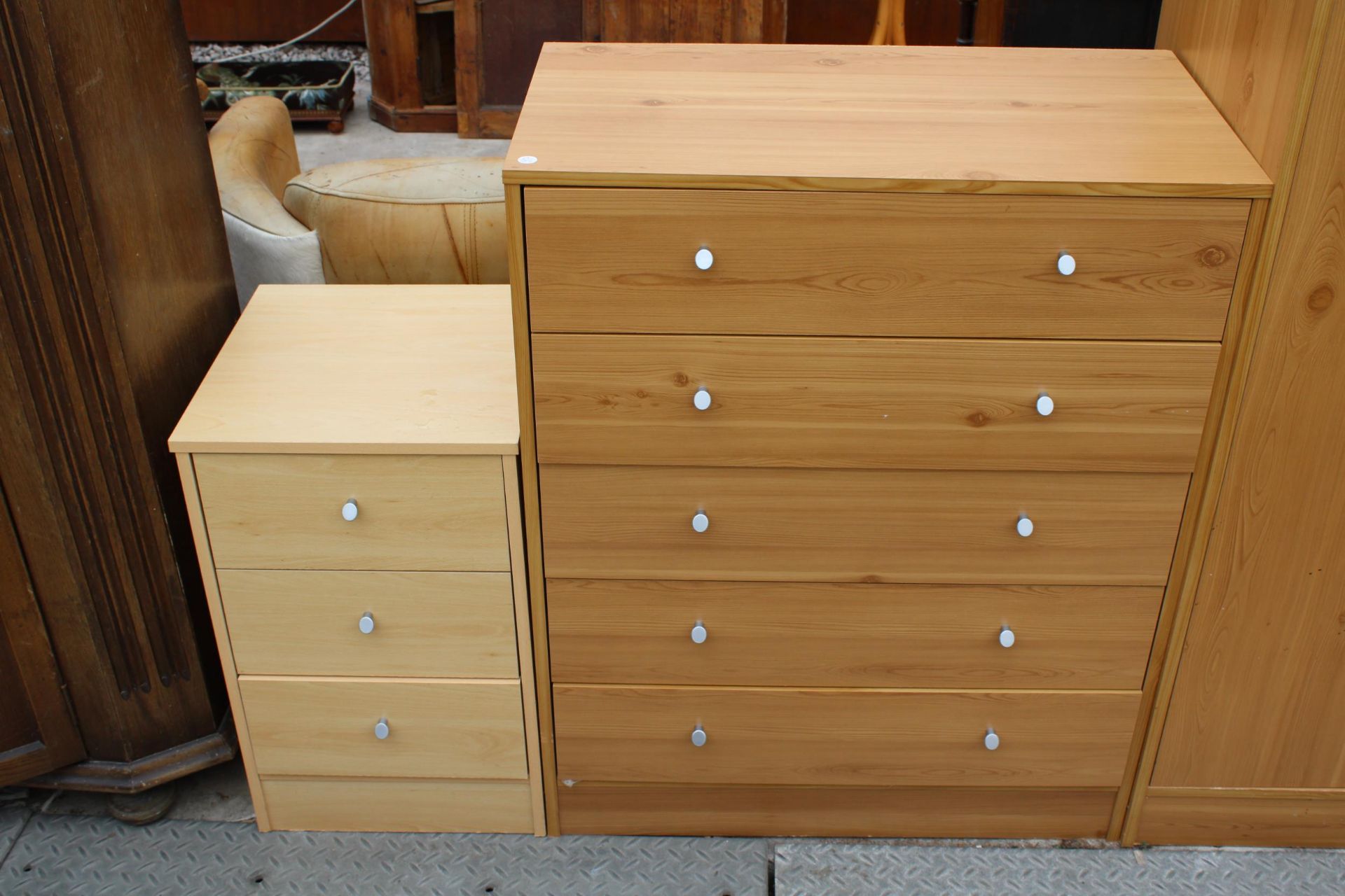 A PINE EFFECT TWO DOOR WARDROBE, CHEST OF FIVE DRAWERS AND A BEDSIDE CHEST - Bild 2 aus 3