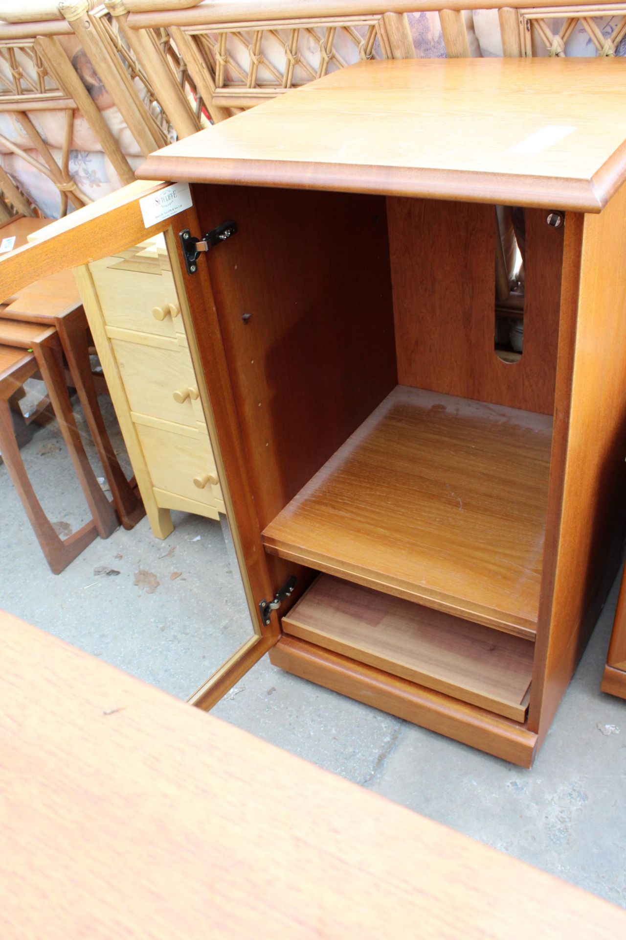 A RETRO TEAK SUTCLIFFE CABINET AND STAND - Bild 2 aus 4