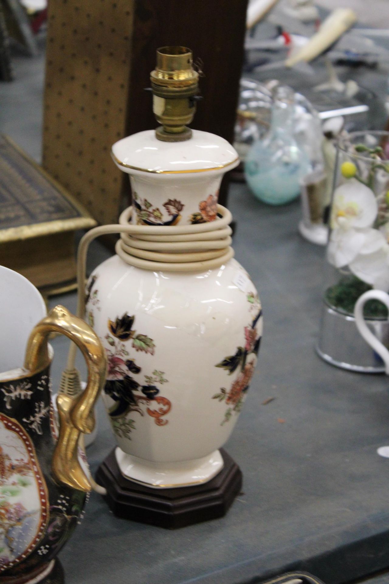 A MASON'S MANDALAY TABLE LAMP, JAPANESE JUG AND BOWL, STONEWARE CASSEROLE DISH WITH RABBIT AND - Bild 5 aus 6