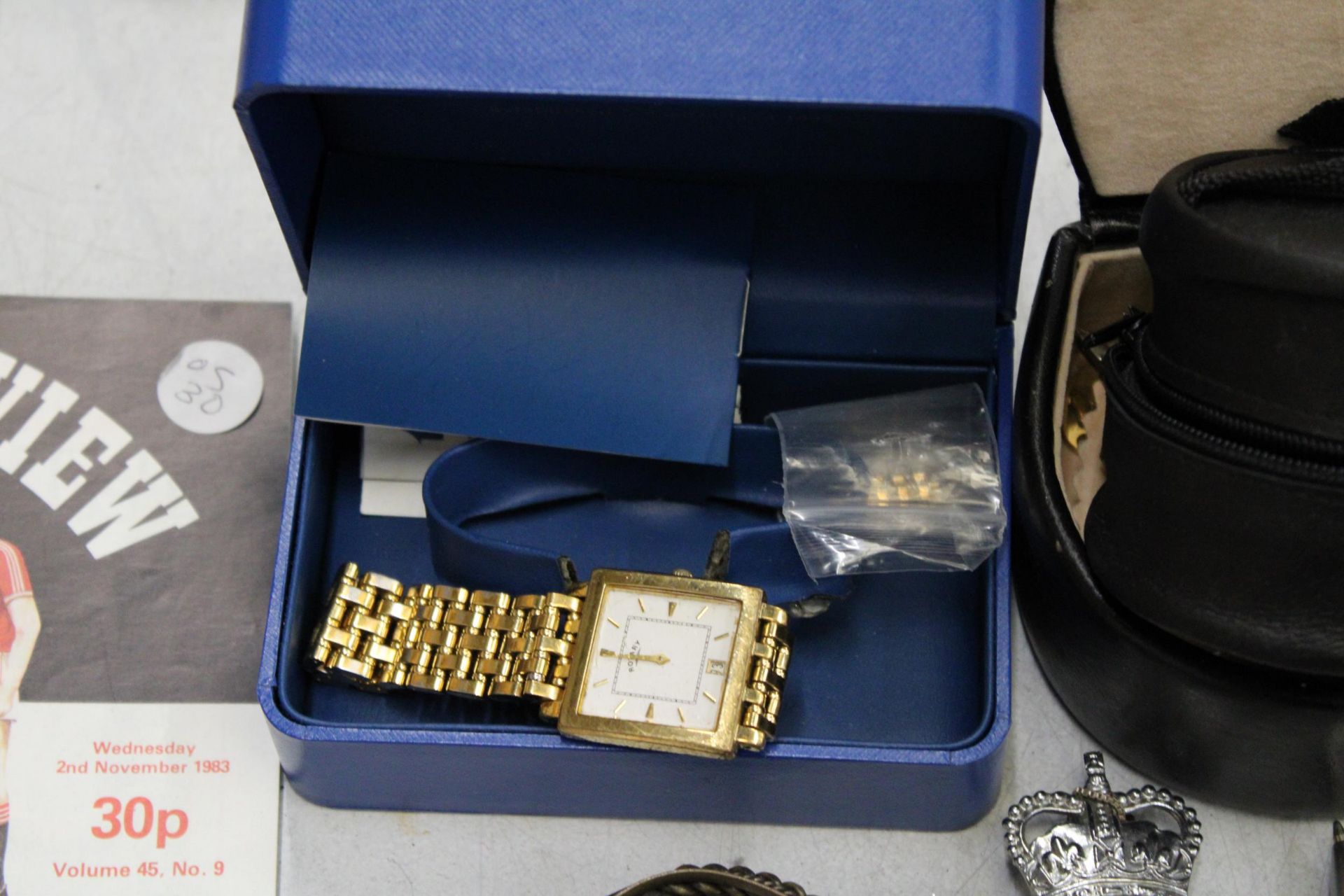 A MIXED LOT TO INCLUDE A BOXED ROTARY WATCH, A BRACELET MADE FROM SIXPENCES, COSTUME JEWELLERY, - Bild 4 aus 7