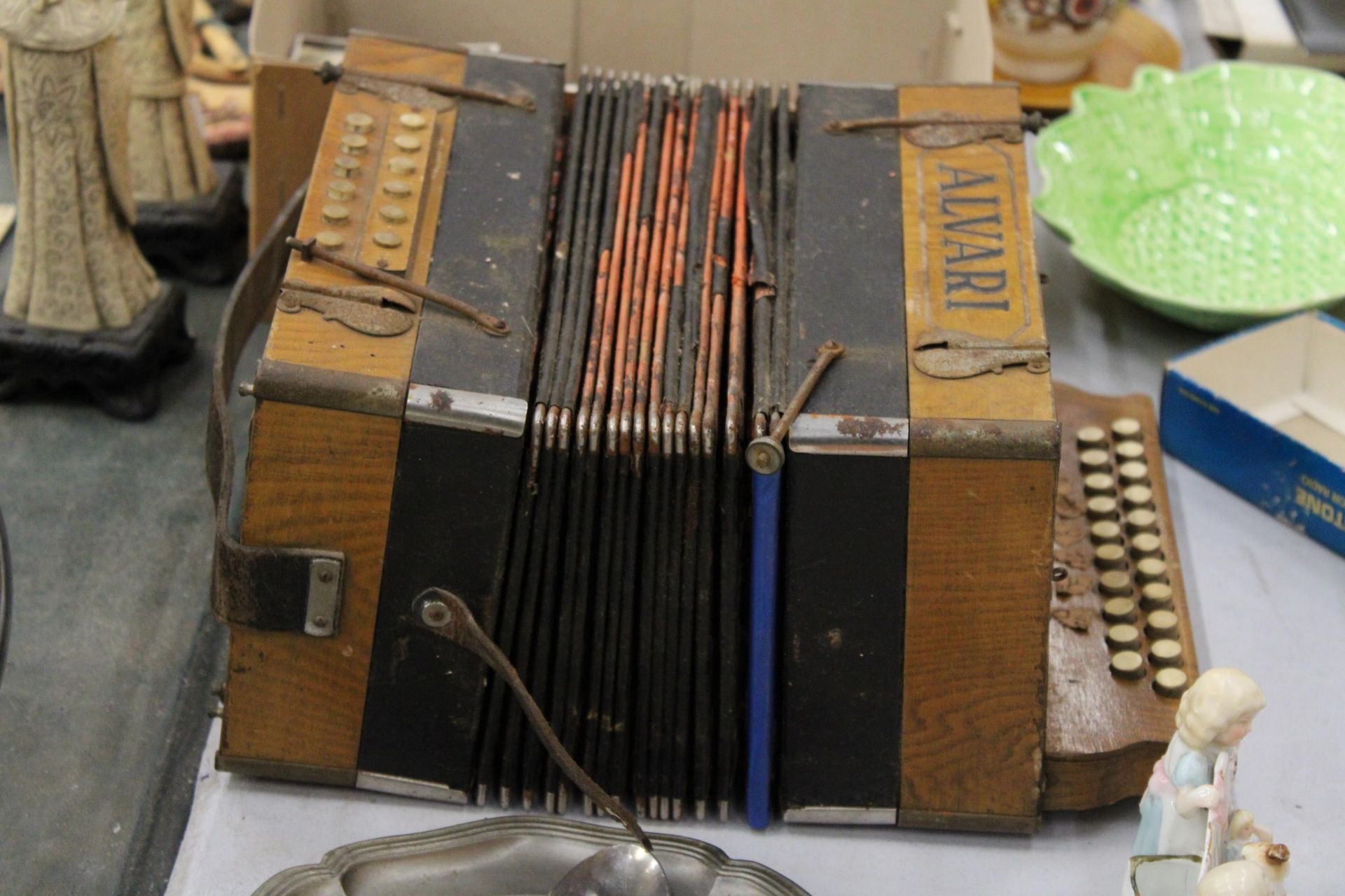 A VINTAGE ALVARI BUTTON ACCORDIAN - Image 2 of 5