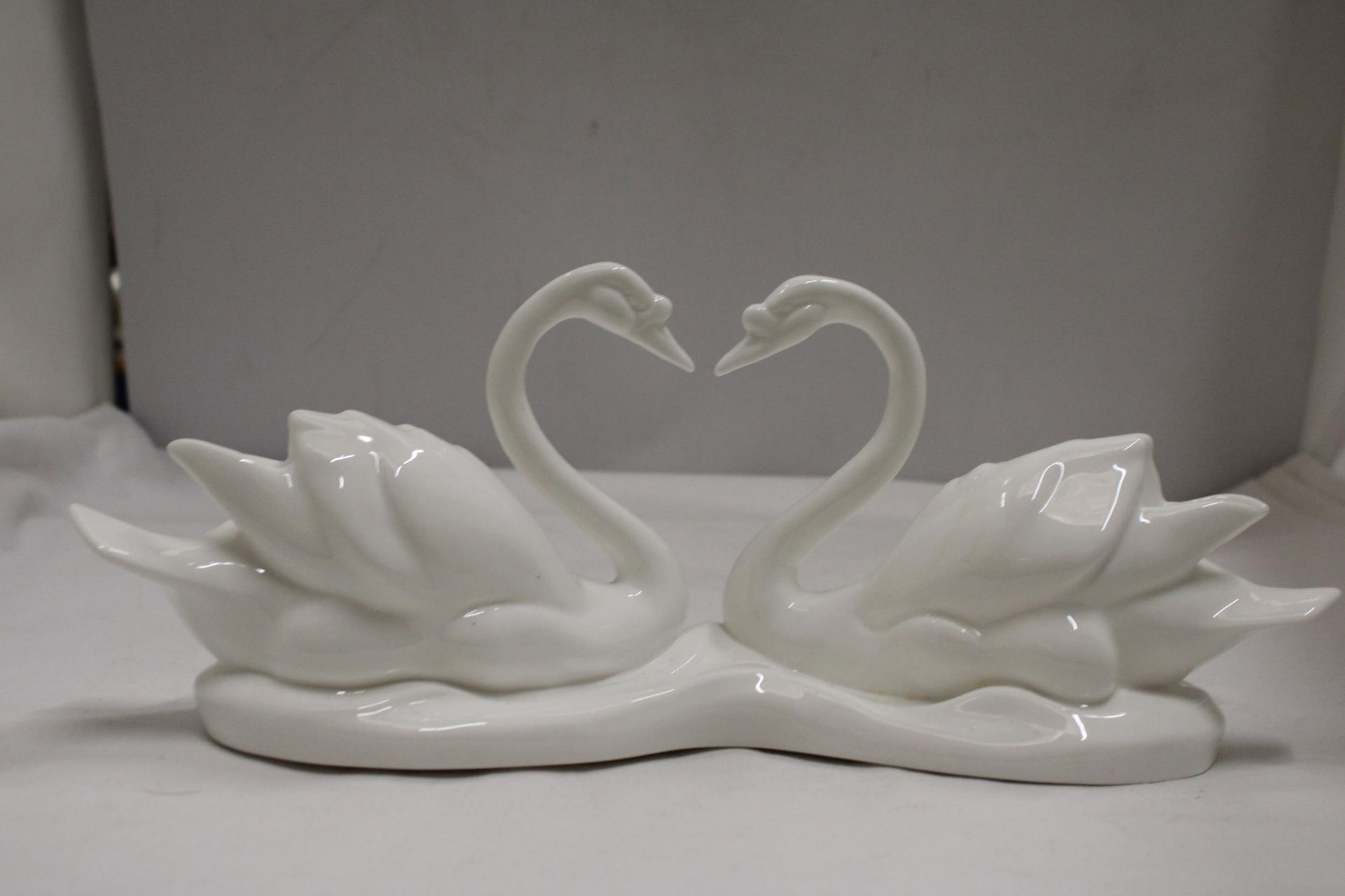 A ROYAL DOULTON IMAGES OF NATURE FIGURE "ENDLESS LOVE" HN 4440 - Image 3 of 5