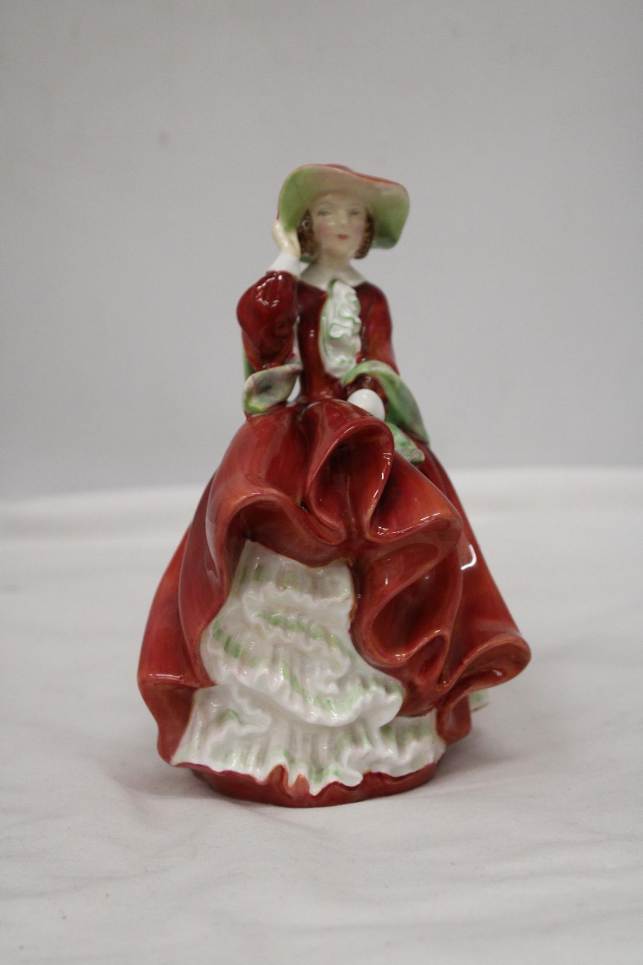 A ROYAL DOULTON FIGURE "TOP OF THE HILL" HN 1834 - Image 5 of 6