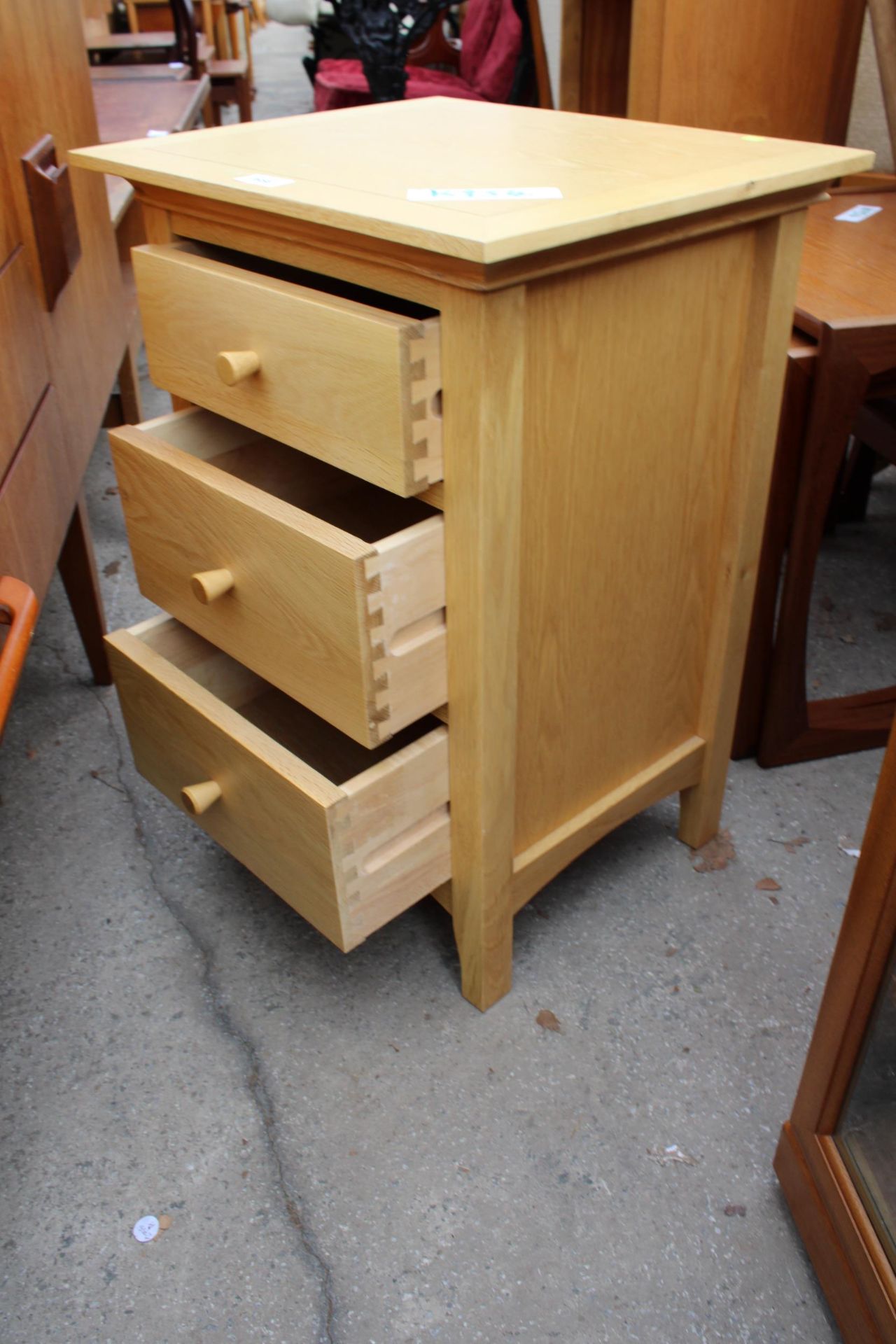 A MODERN OAK OUTLOOK INTERNATIONAL BEDSIDE CHEST OF THREE DRAWERS - Bild 2 aus 3