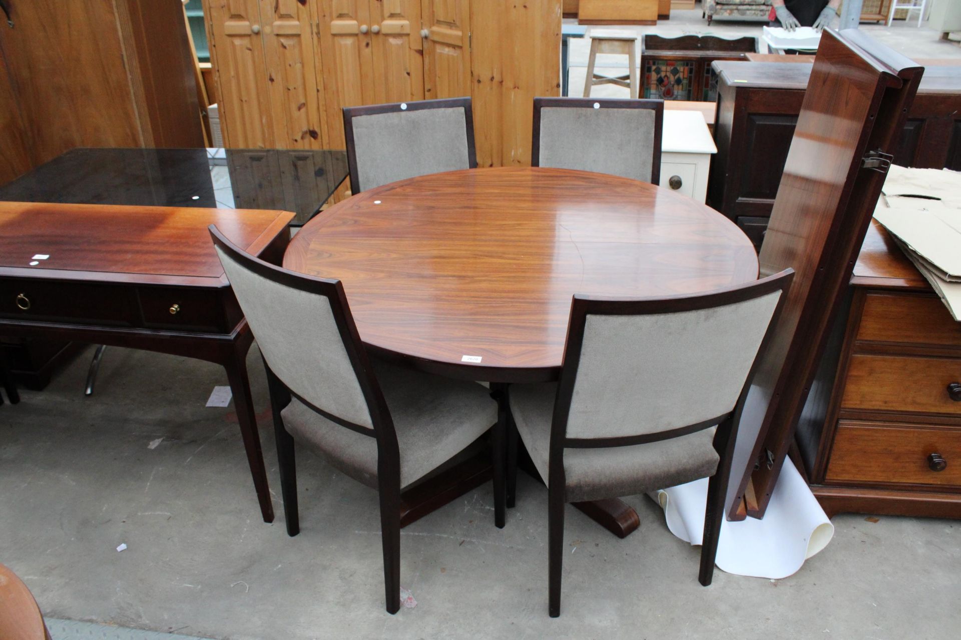A RETRO HARDWOOD 49" DIAMETER EXTENDING DINING TABLE WITH TWO LEAVES (20" EACH) AND FOUR DINING