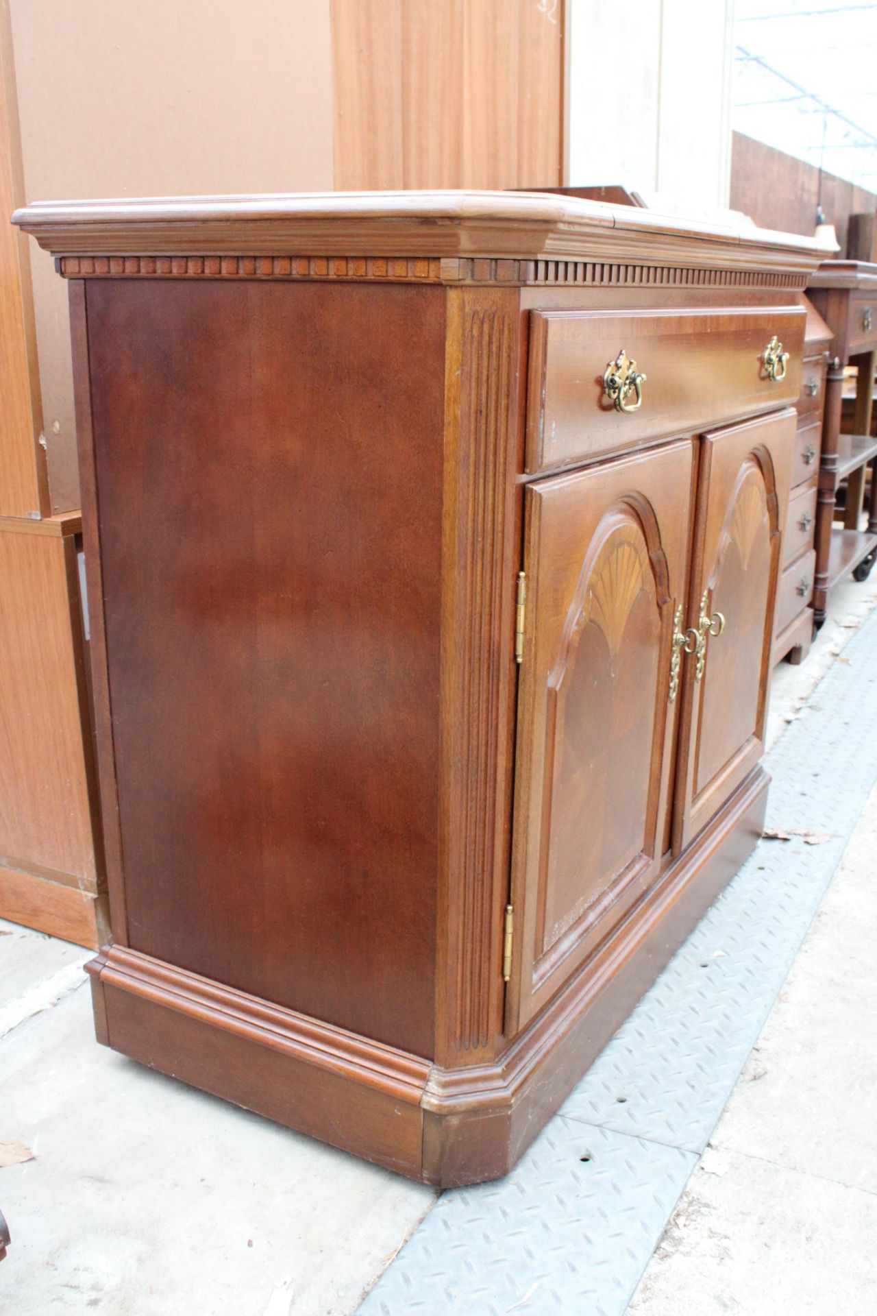 A MODERN HARDWOOD SIDEBOARD/BUFFET CABINET WITH FOLD-OVER TOP, SINGLE DRAWER AND TWO CUPBOARDS, - Image 7 of 7