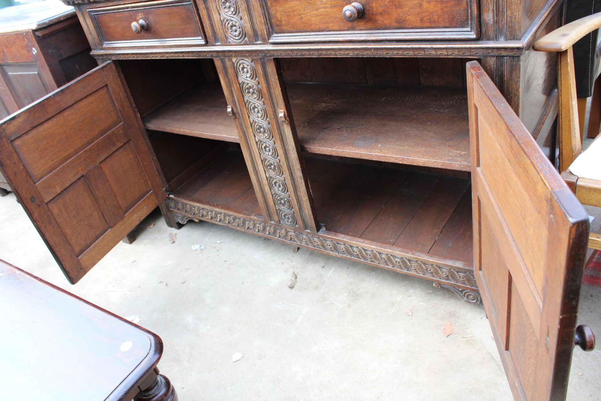 AN OAK JACOBEAN STYLE DRESSER WITH CARVED PANELS AND PLATE RACK, 56" WIDE - Bild 4 aus 5