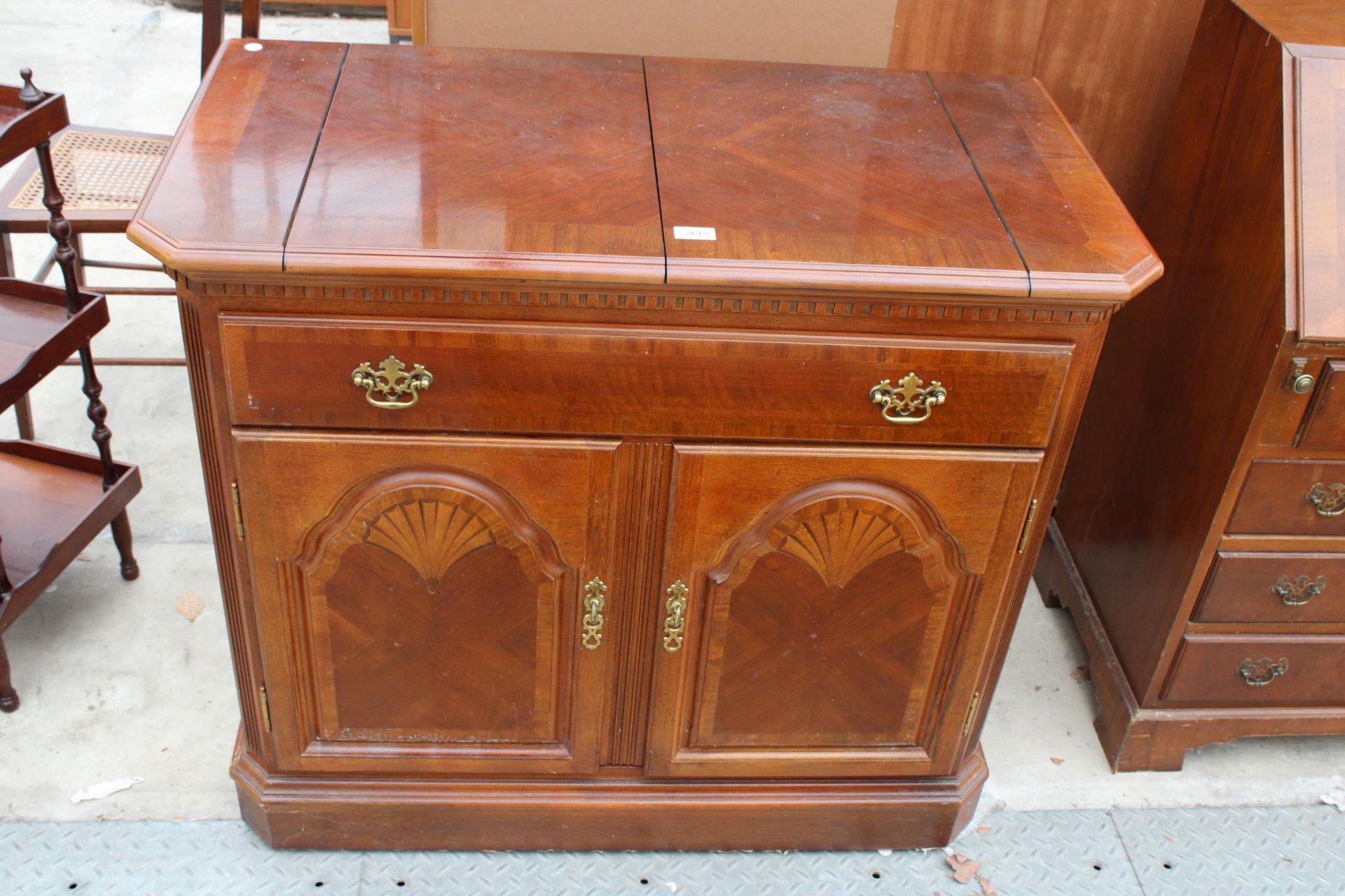 A MODERN HARDWOOD SIDEBOARD/BUFFET CABINET WITH FOLD-OVER TOP, SINGLE DRAWER AND TWO CUPBOARDS,