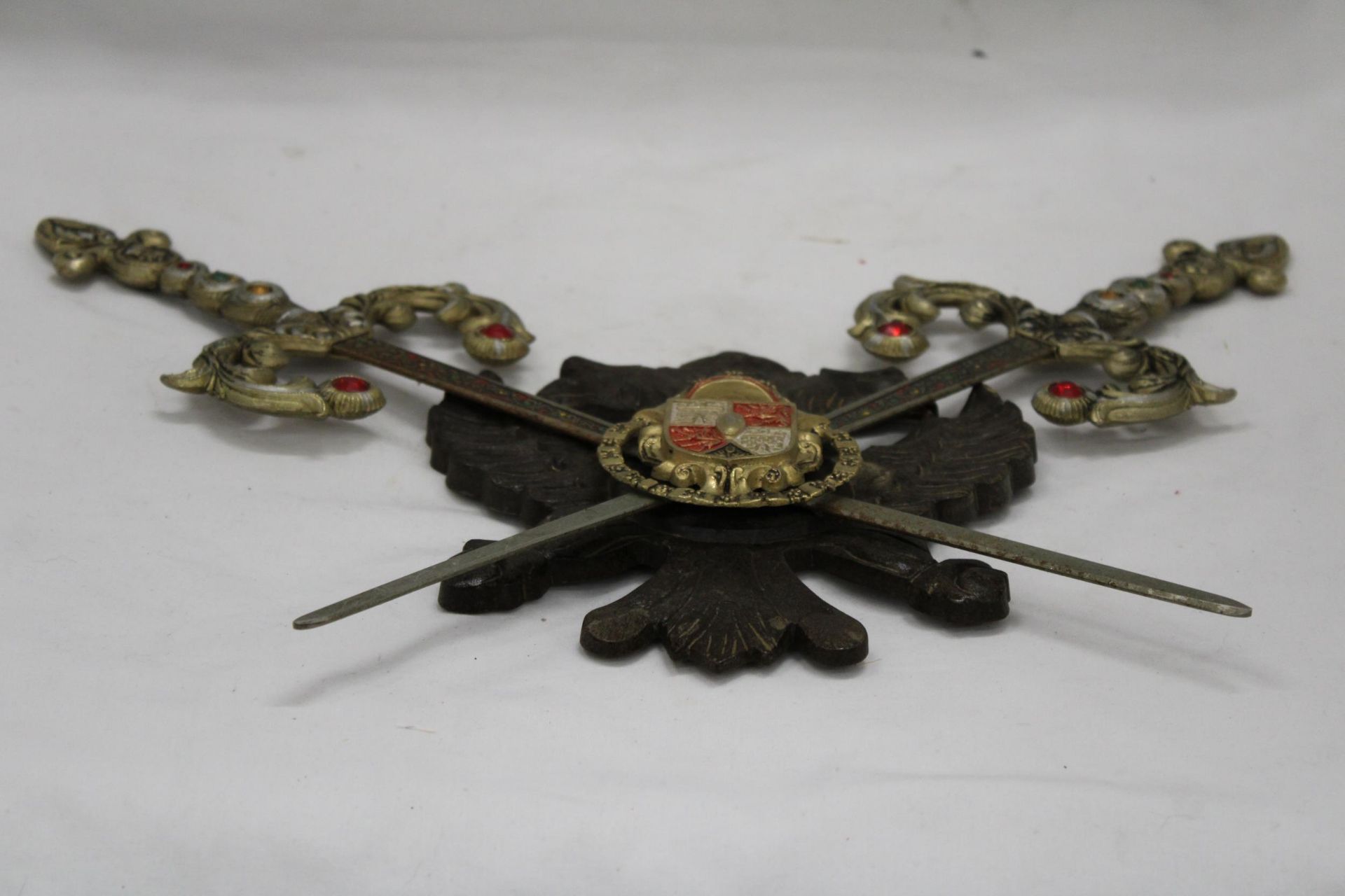 TWO VINTAGE SWORDS ON A CRESTED PLAQUE - Image 5 of 5