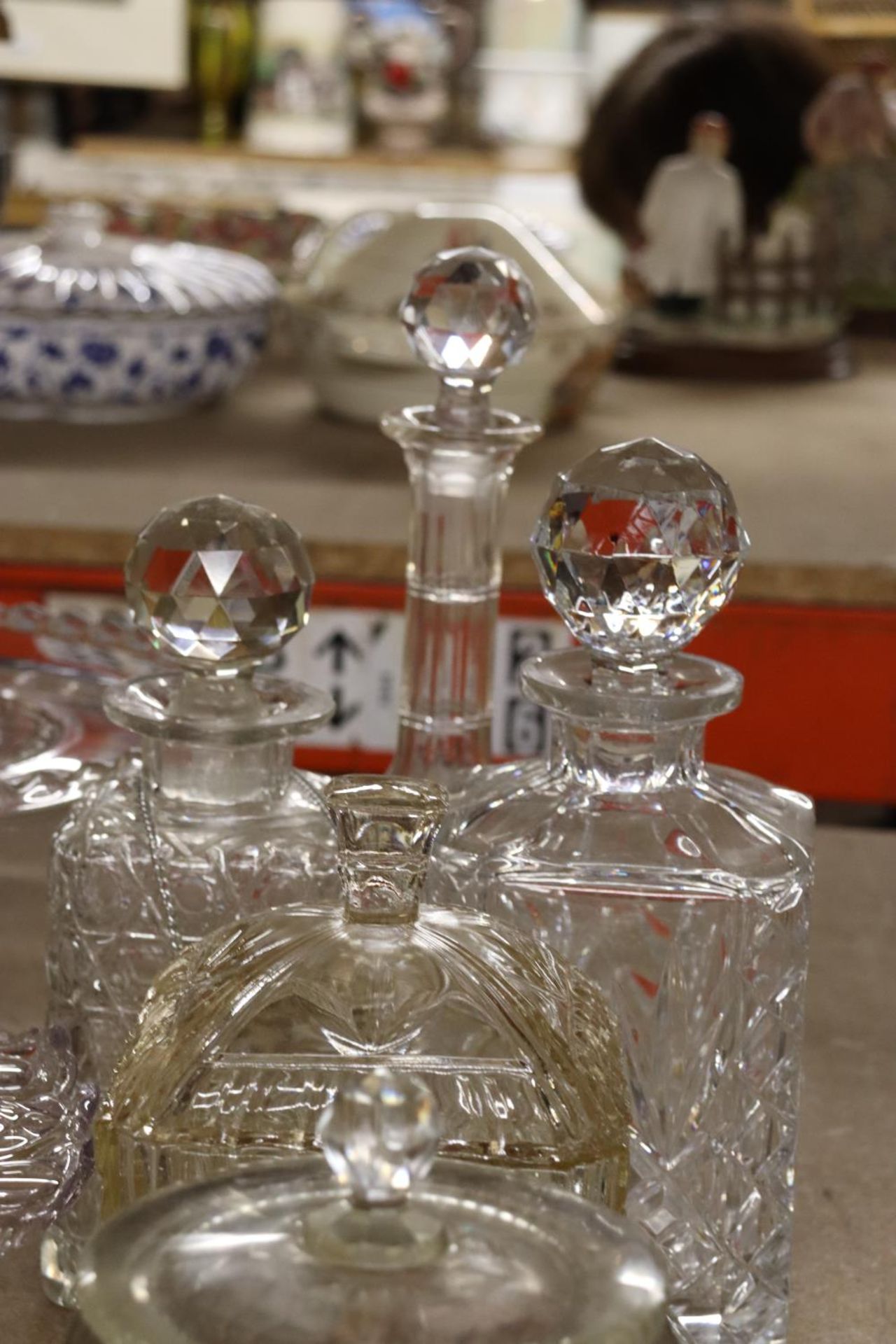 A LARGE QUANTITY OF GLASSWARE TO INCLUDE SUGAR BOWLS, DECANTERS, FOOTED CAKE PLATE, BELL, ETC., - Image 4 of 5