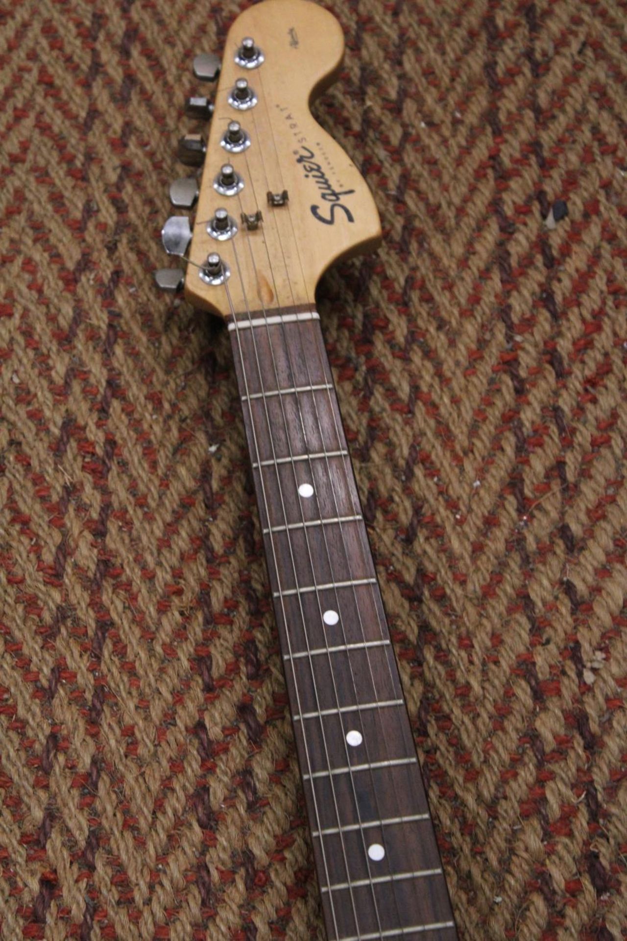A SQUIER BLACK STRATOCASTER ELECTRIC GUITAR BY FENDER - Image 4 of 6