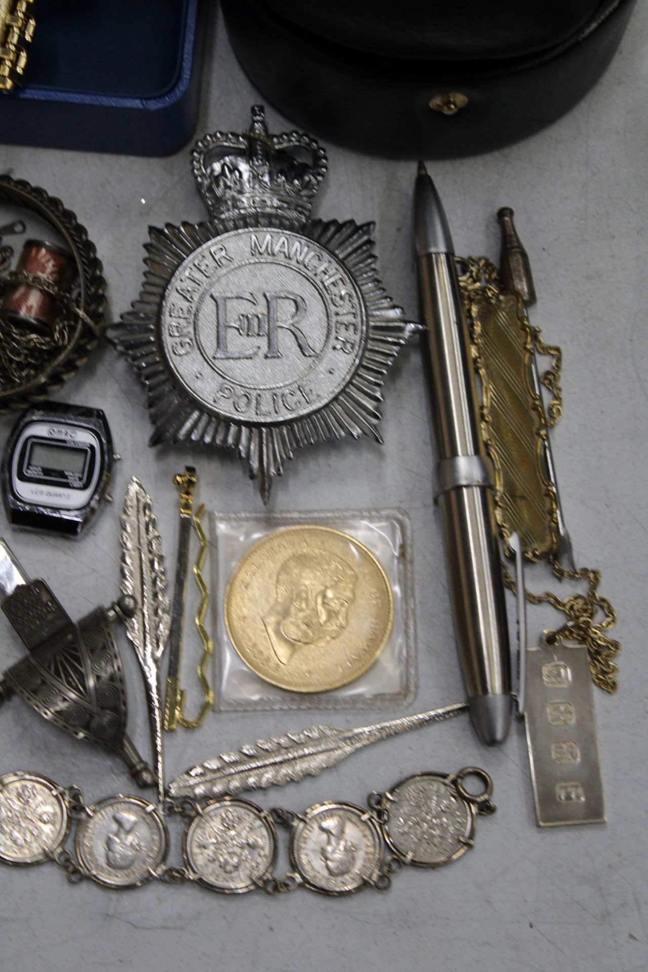 A MIXED LOT TO INCLUDE A BOXED ROTARY WATCH, A BRACELET MADE FROM SIXPENCES, COSTUME JEWELLERY, - Bild 3 aus 7