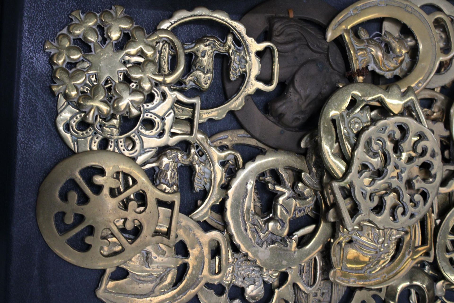 A LARGE COLLECTIONOF HORSE BRASSES - Image 4 of 5