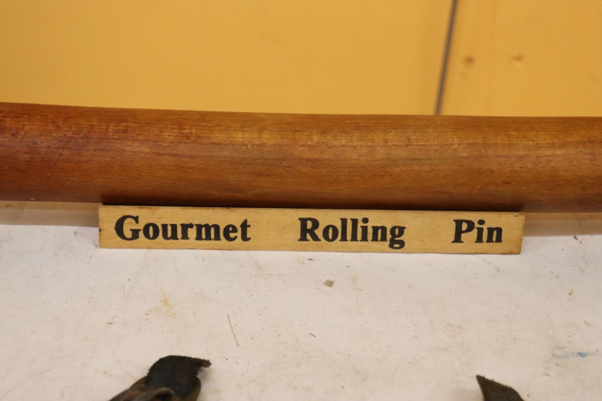 A MASON CASH CERAMIC PESTLE AND MORTAR AND A 'GOURMET' ROLLING PIN AND STAND - Image 3 of 5