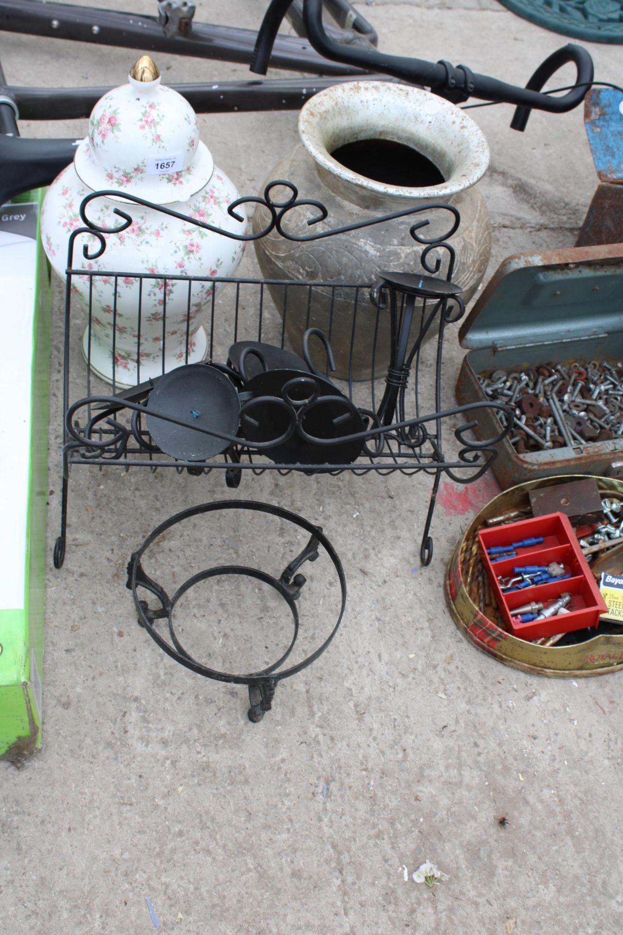 AN ASSORTMENT OF ITEMS TO INCLUDE A CERAMIC LIDDED JAR AND A METAL VASE ETC