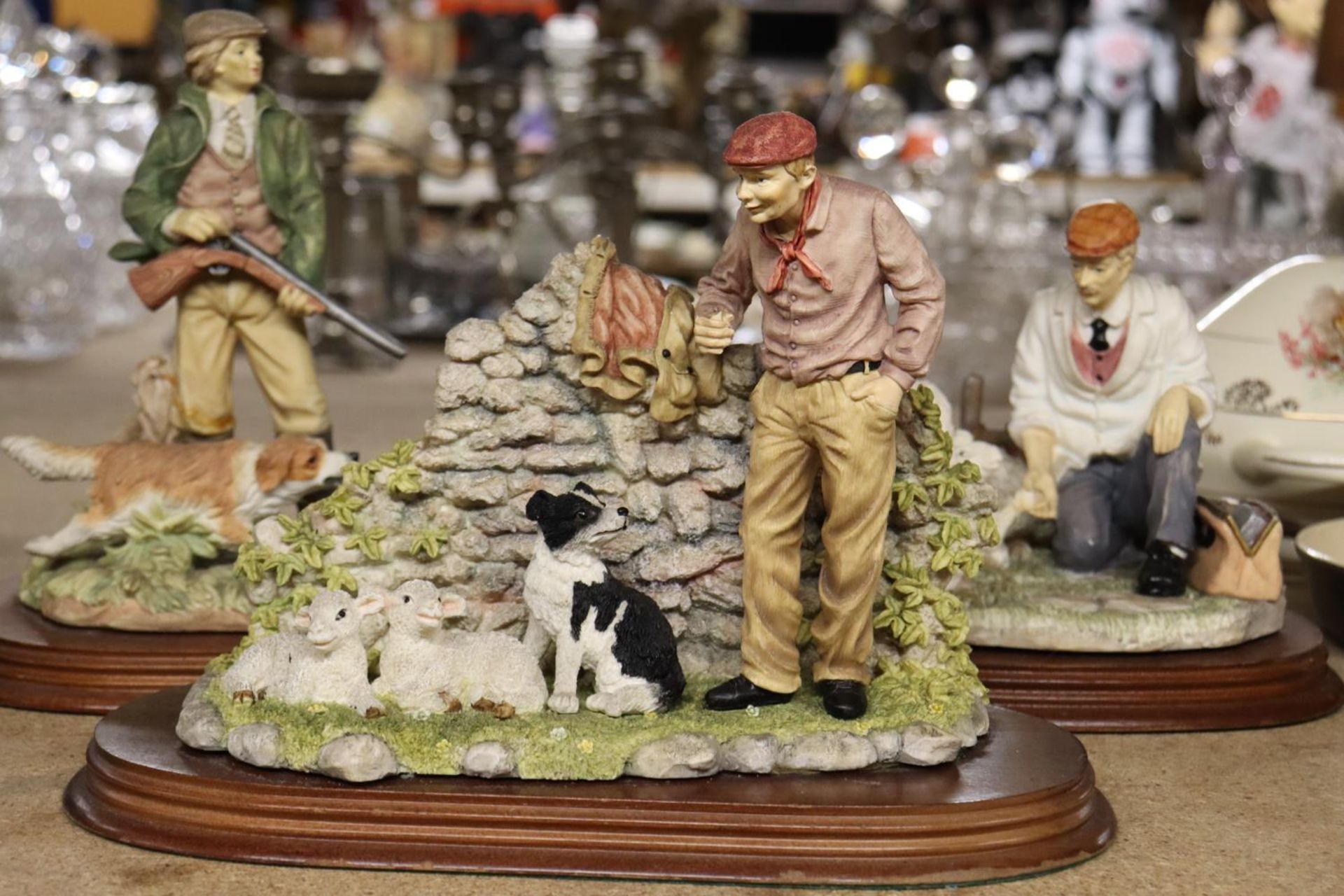 THREE LEONARDO COUNTRYSIDE FIGURES ON PLINTHS TO INCLUDE A VET WITH SHEEP, A FARMER AND A GAME - Image 3 of 5