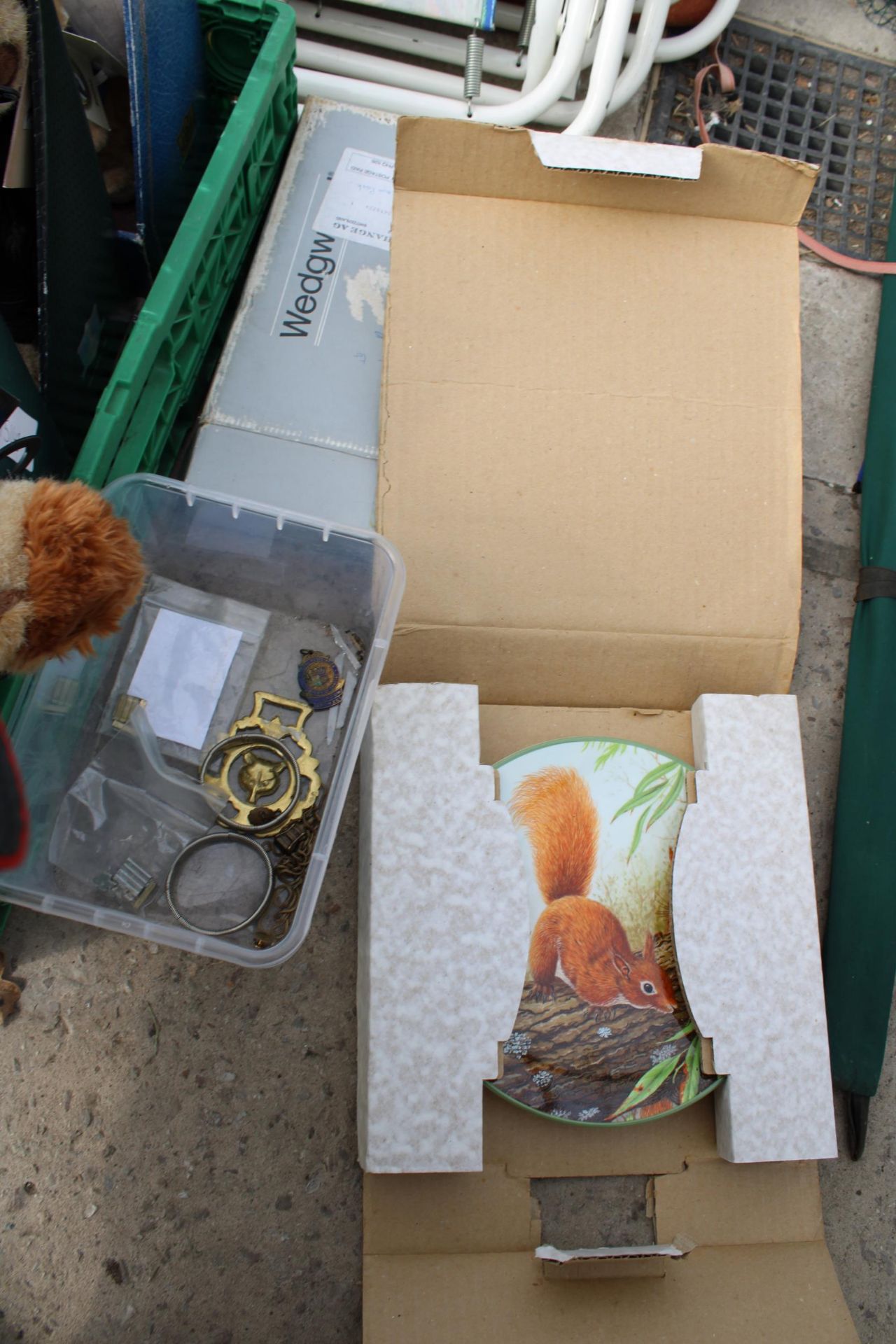 AN ASSORTMENT OF ITEMS TO INCLUDE MEERKAT TEDDIE AND COLLECTORS PLATES ETC - Image 5 of 5