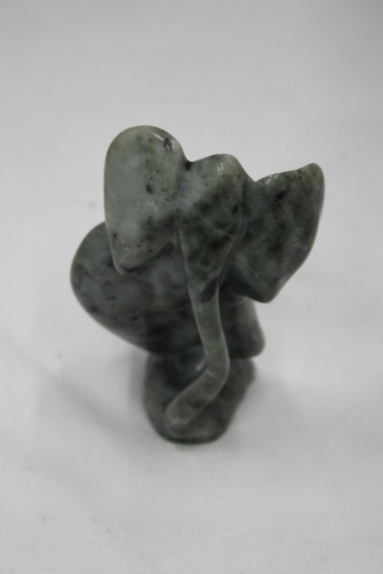 A JADE ELEPHANT, HEIGHT 13CM