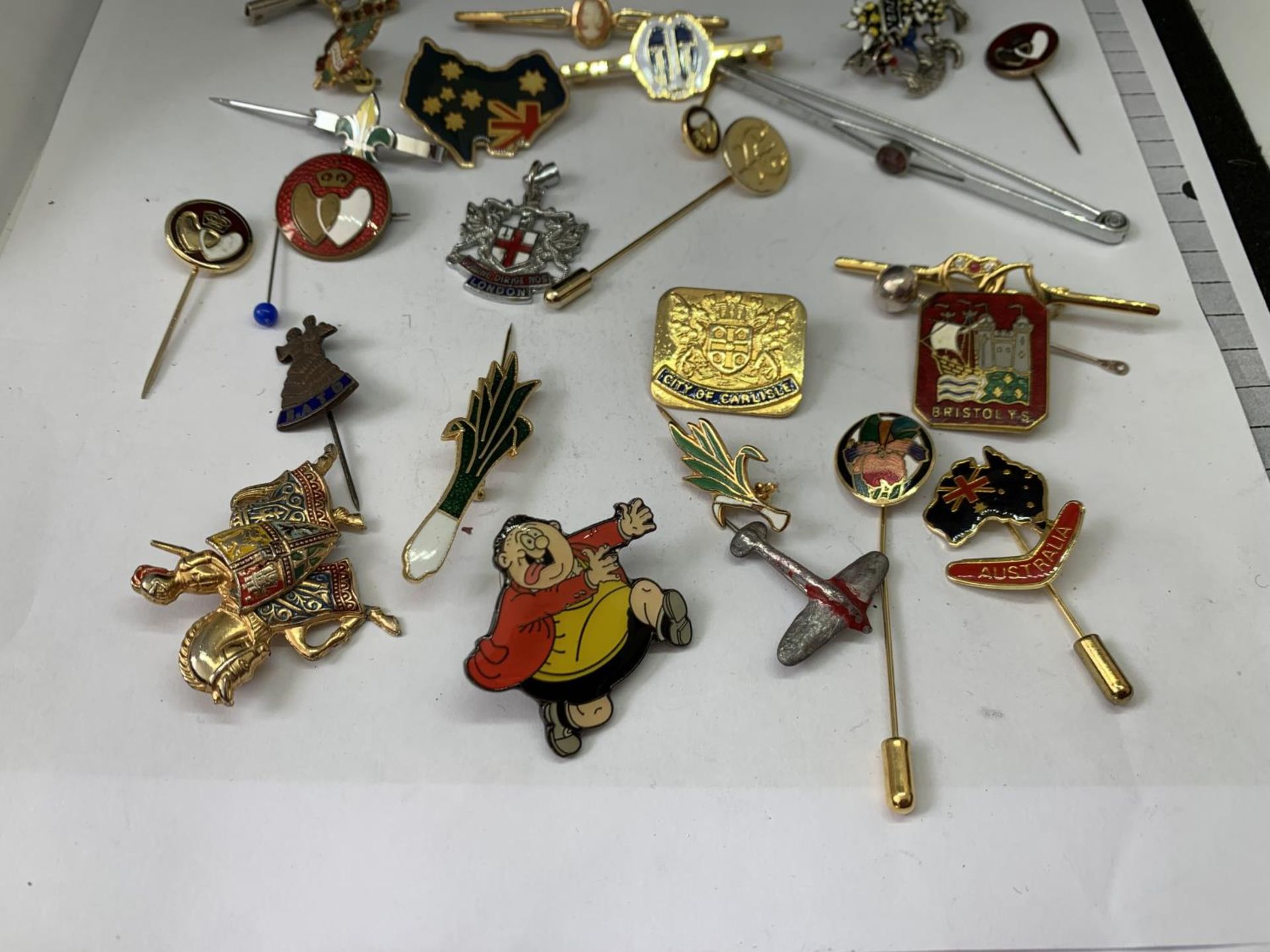 A QUANTITY OF VARIOUS PIN BROOCHES - Bild 4 aus 4