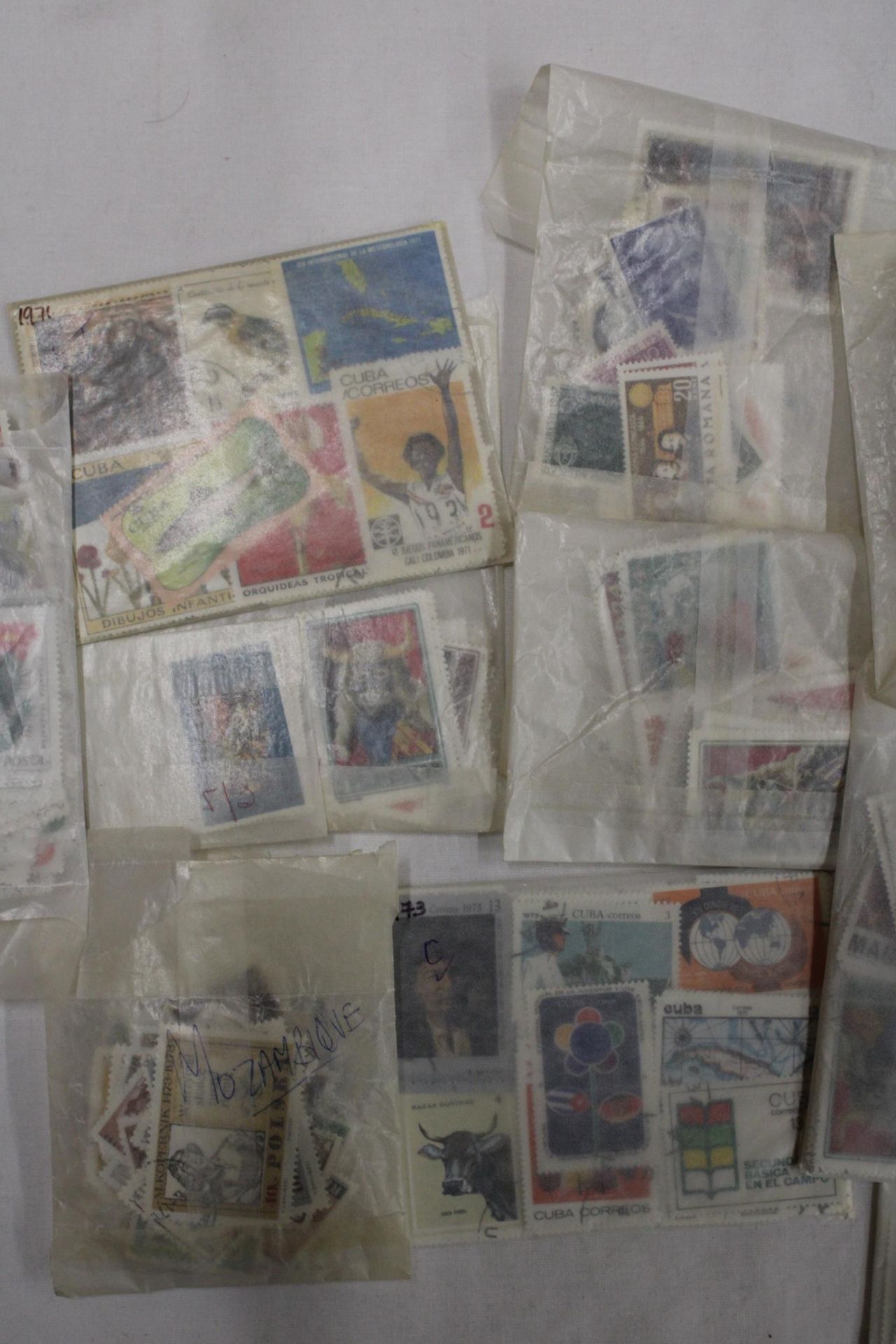 A QUANTITY OF STAMPS IN PACKETS FROM AROUND THE WOR4LD - Image 4 of 5