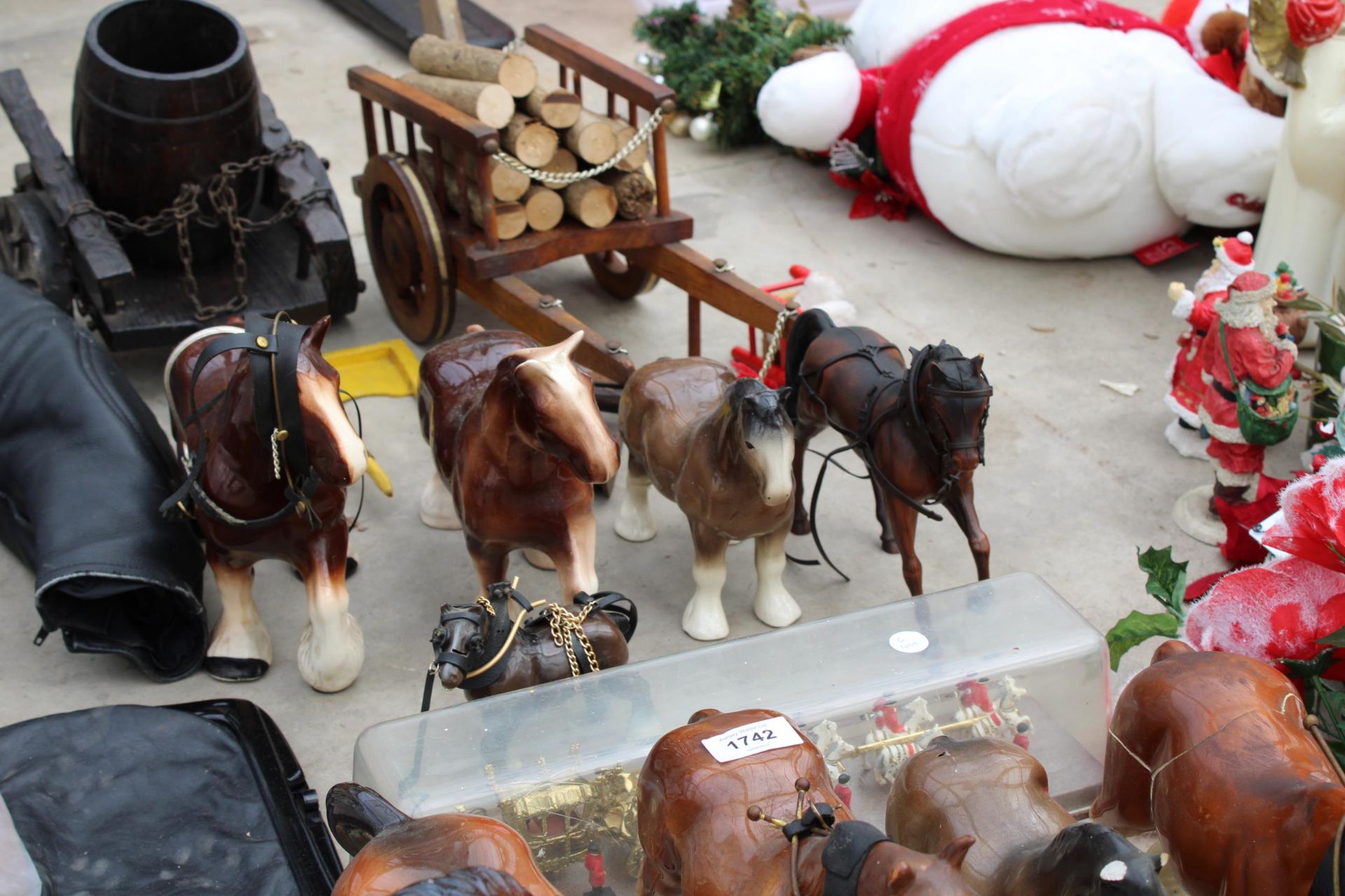 AN ASSORTMENT OF CERAMIC MODEL HORSES TO INCLUDE TWO CARTS - Image 3 of 4