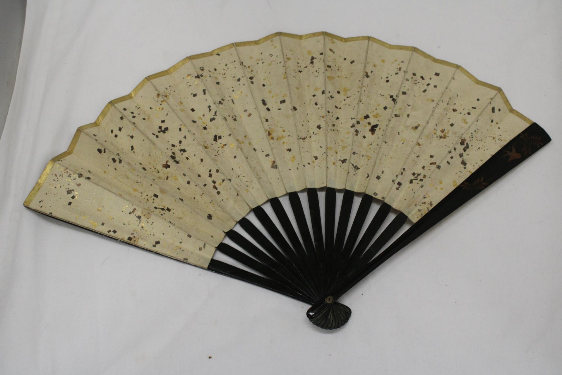 A CHINESE FAN WITH EMBROIDERED FLORAL DECORATION - Image 5 of 6