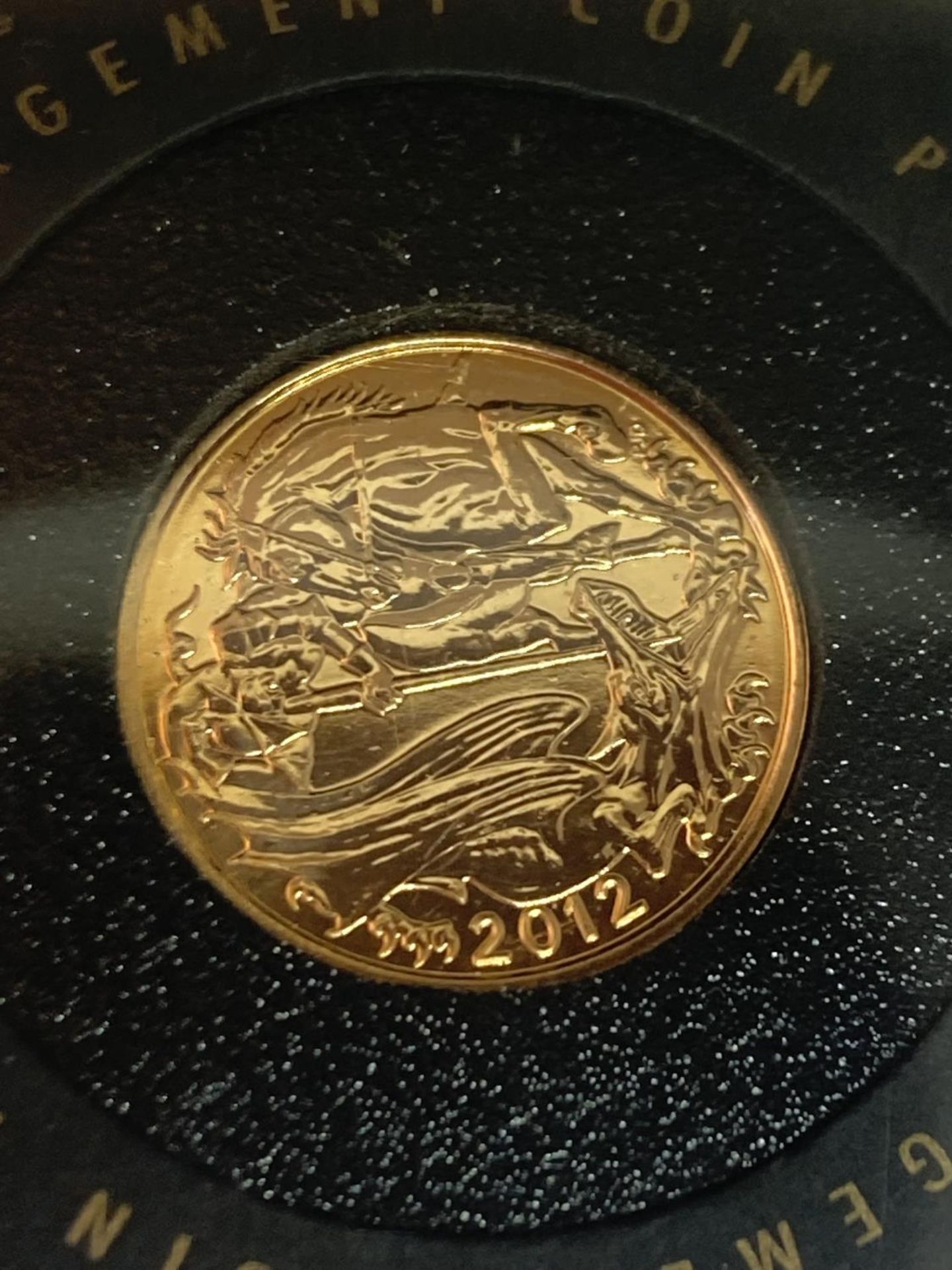 A 2012 DIAMOND JUBILEE GOLD SOVEREIGN WITH CERTIFICATE OF AUTHENTICITY - Bild 2 aus 3