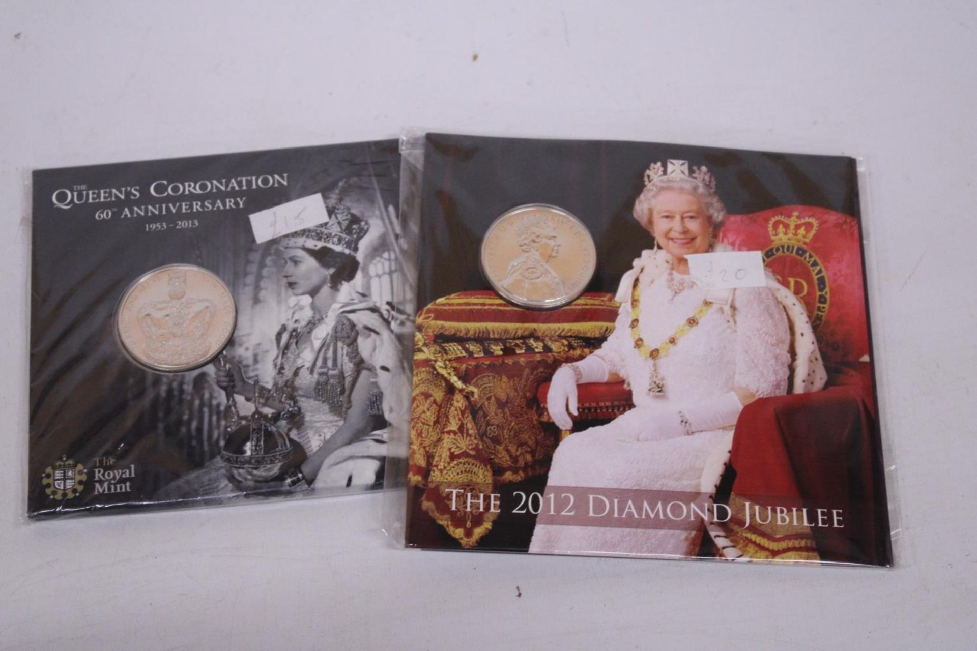 A COLLECTION OF COINS TO INCLUDE A QUEENS CORONATION 60TH ANNIVERSARY £5 COIN AND A 2012 DIAMOND