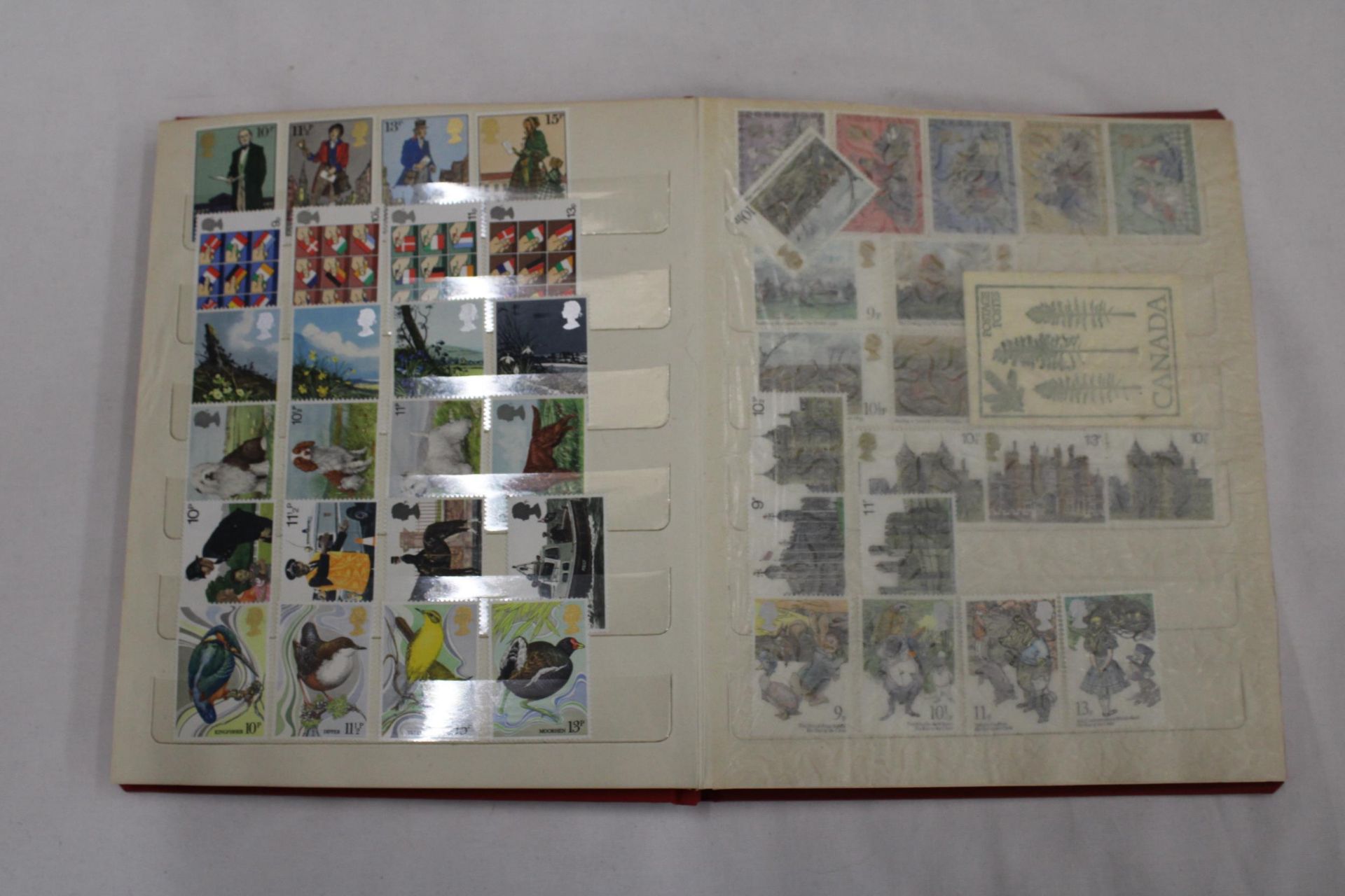 A STAMP ALBUM CONTAINING A VARIETY OF STAMPS TO INCLUDE SHIPS, AIRCRAFT, CHRISTMAS, EUROPEAN - Bild 3 aus 5