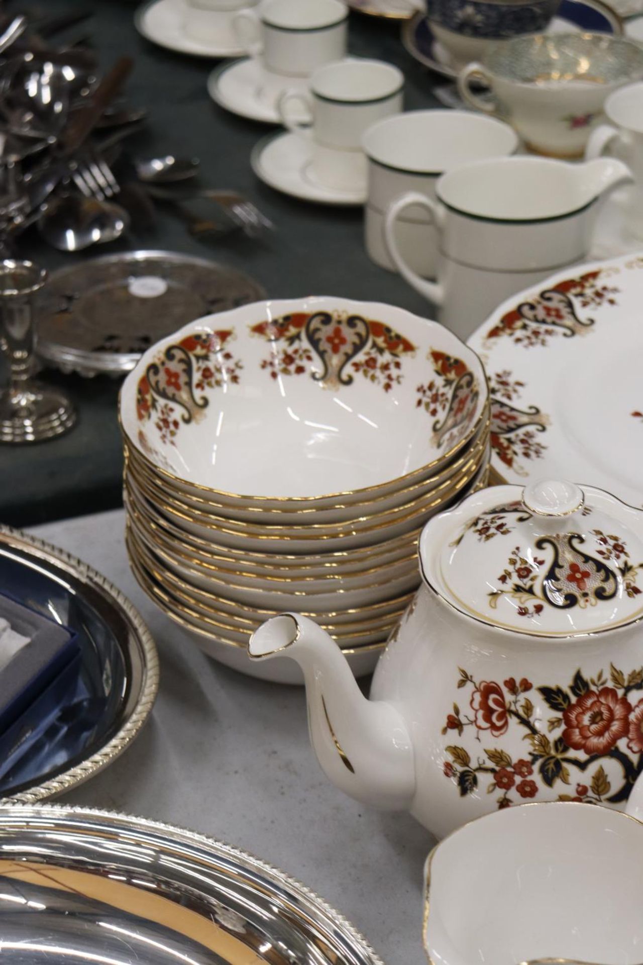 A COLCLOUGH "ROYALE" PART DINNER SERVICE TO INCLUDE A TEAPOT, TEACUPS, PLATES, DISHES, ETC., - Bild 6 aus 8