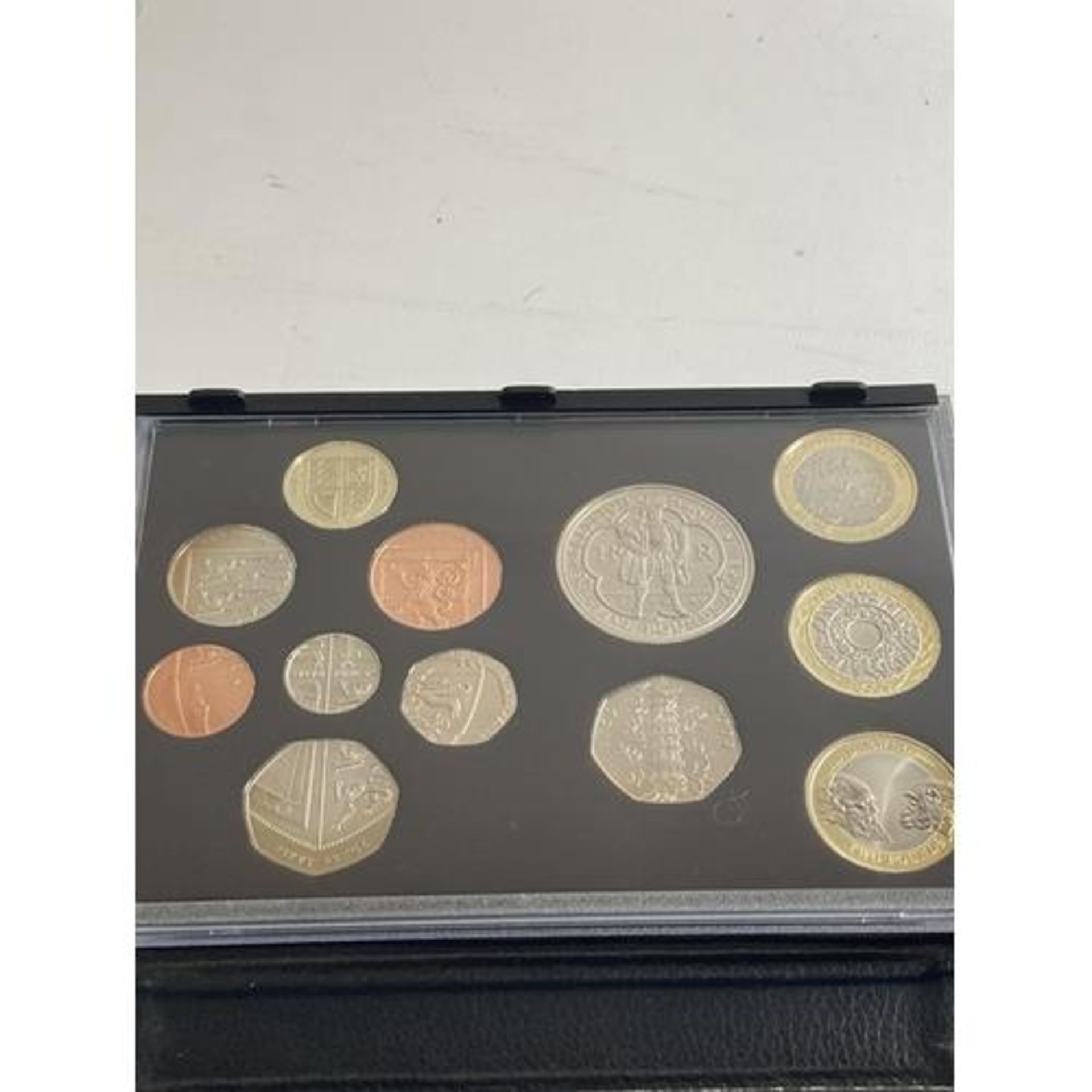 THE ROYAL MINT 2009 PROOF COIN COLLECTION INCLUDES KEW GARDENS 50P WITH COA - Image 2 of 2