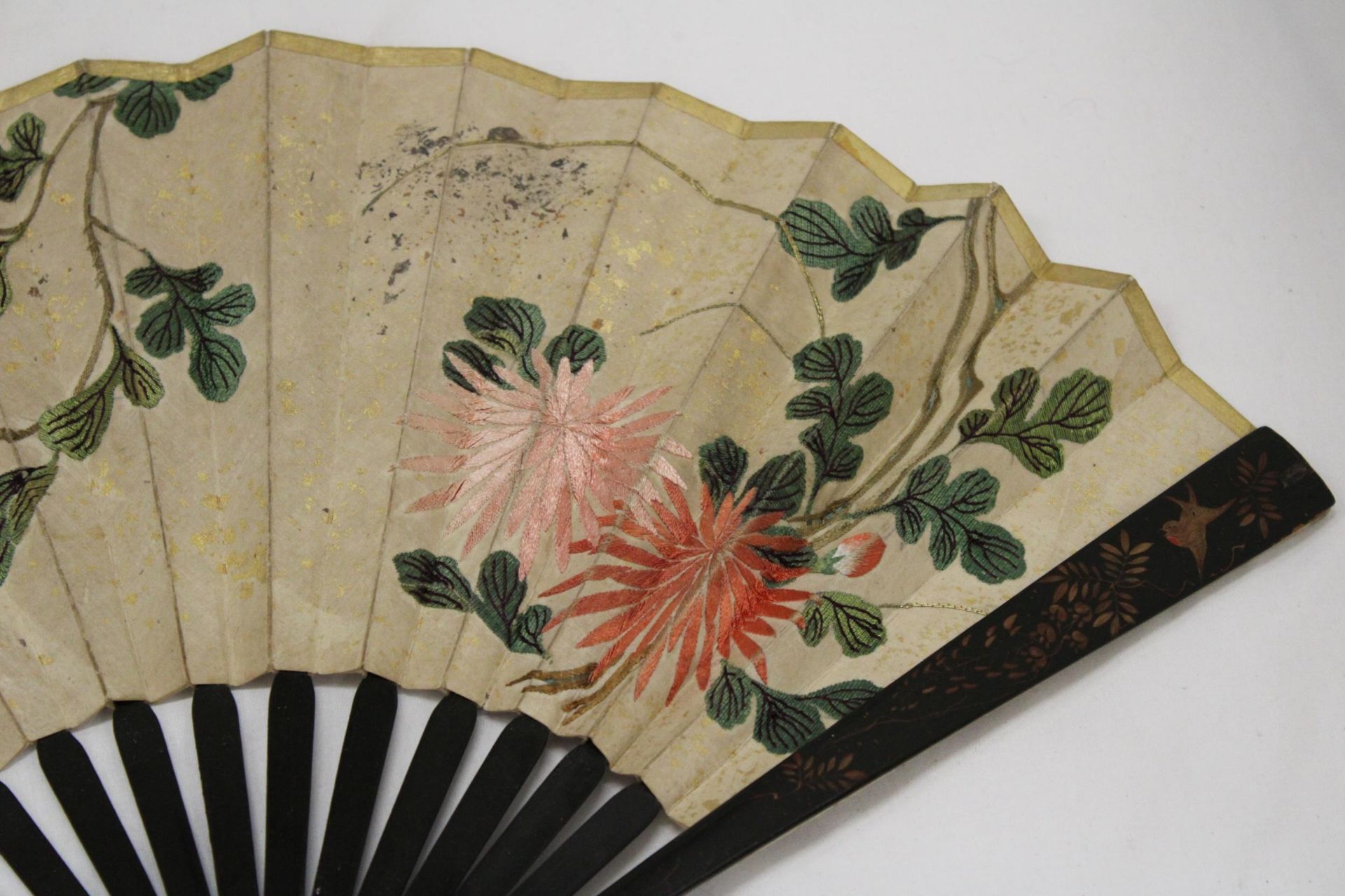 A CHINESE FAN WITH EMBROIDERED FLORAL DECORATION - Image 3 of 6