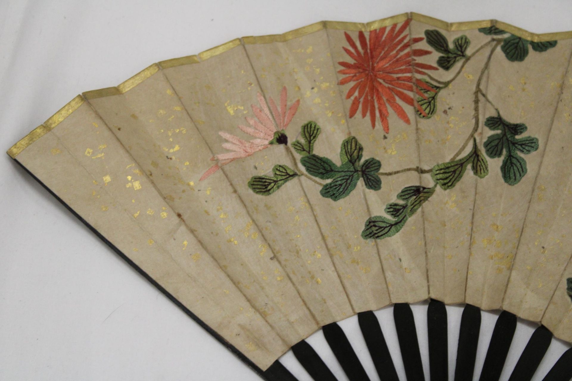 A CHINESE FAN WITH EMBROIDERED FLORAL DECORATION - Image 2 of 6