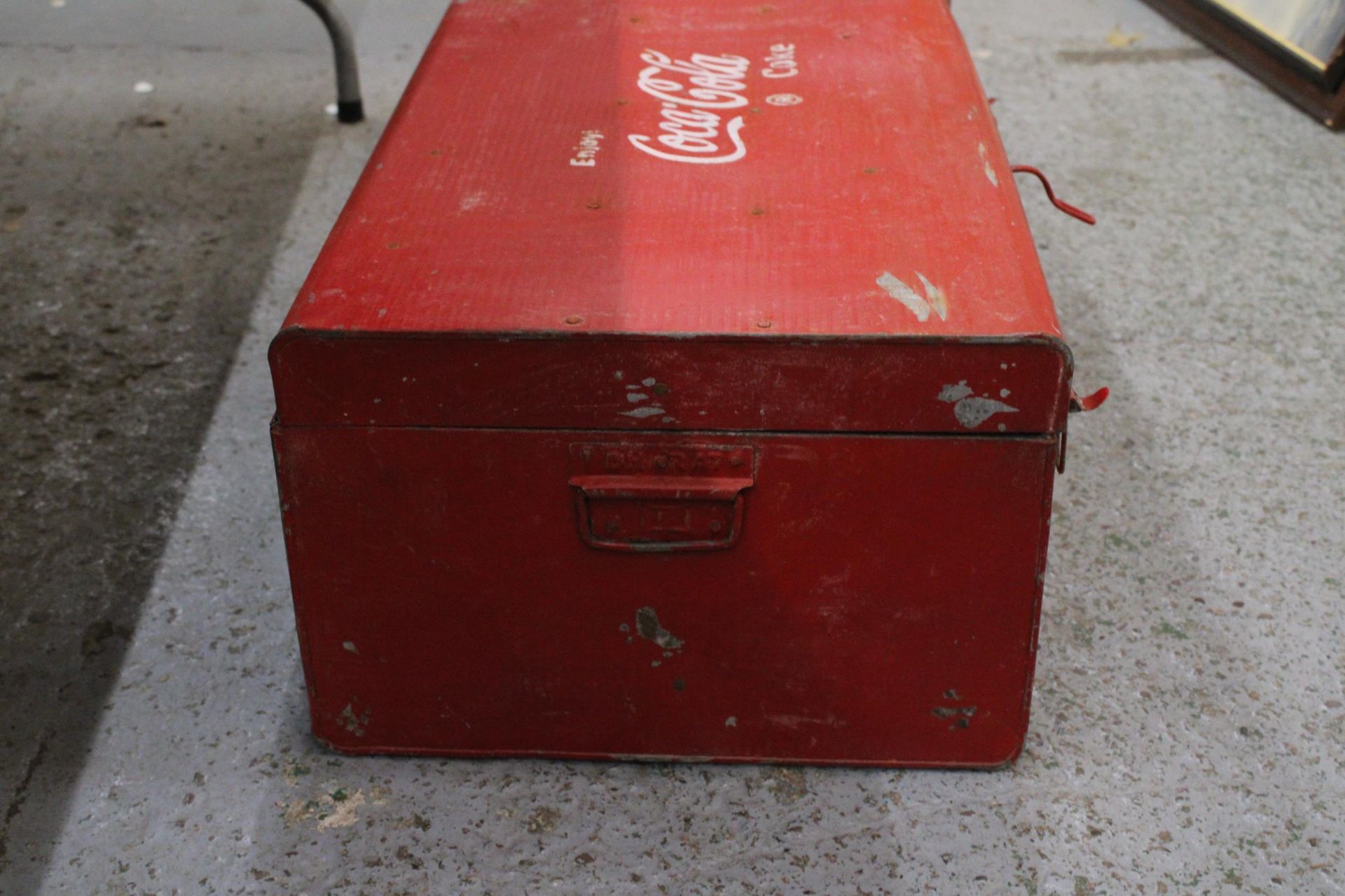 A LARGE RED 'COCA-COLA' COOL BOX, HEIGHT 28CM, WIDTH 68CM, DEPTH 39CM - Image 4 of 5
