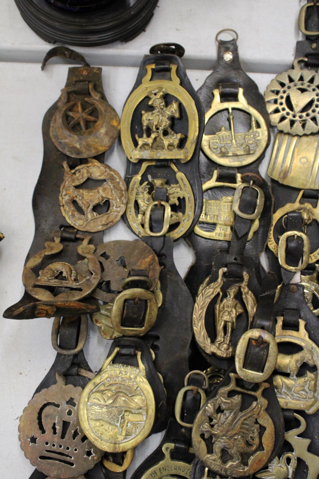 A LARGE COLLECTION OF HORSE BRASSES ON LEATHER STRAPS - Image 2 of 6