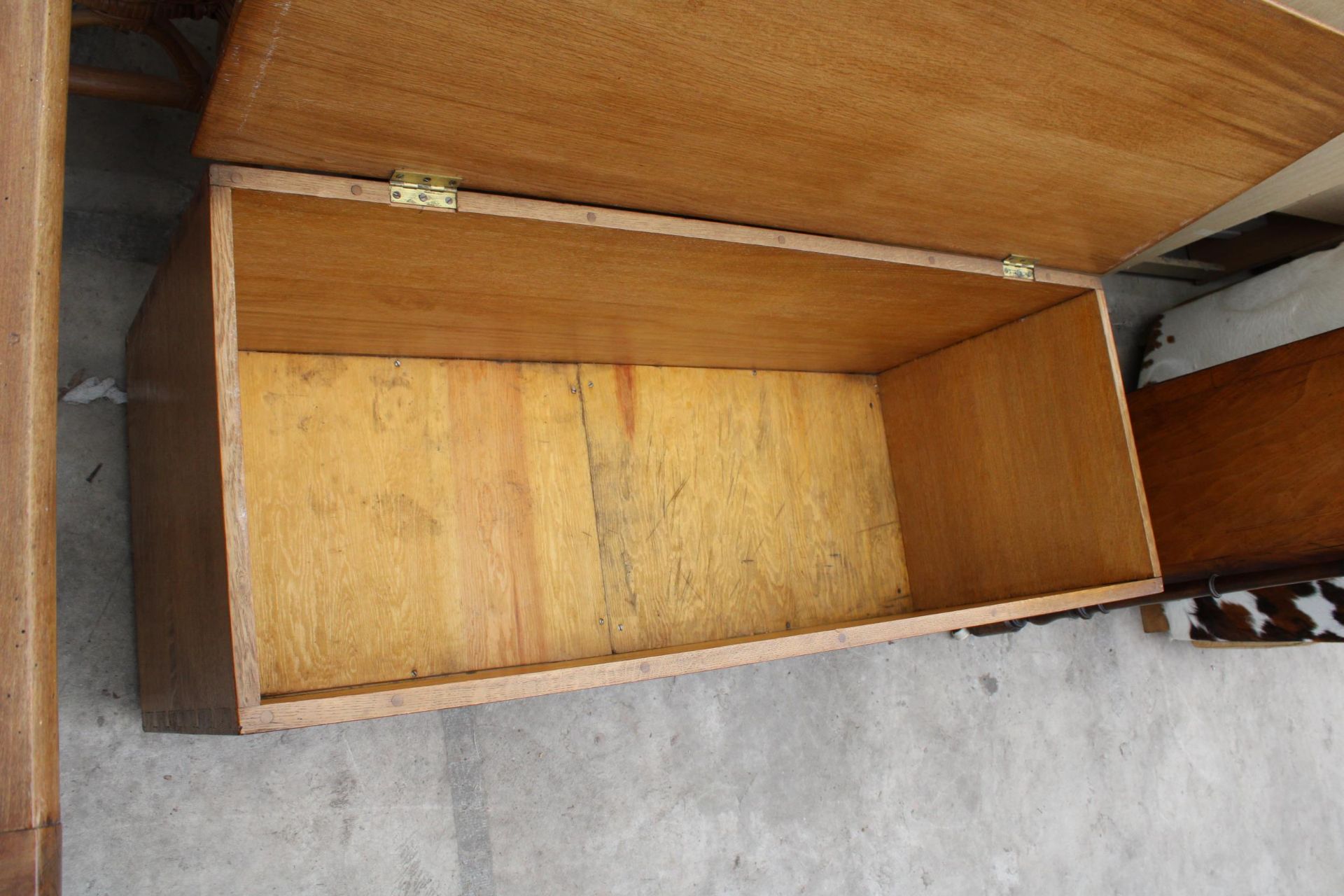 A MID 20TH CENTURY OAK BLANKET CHEST 48" WIDE - Image 3 of 4
