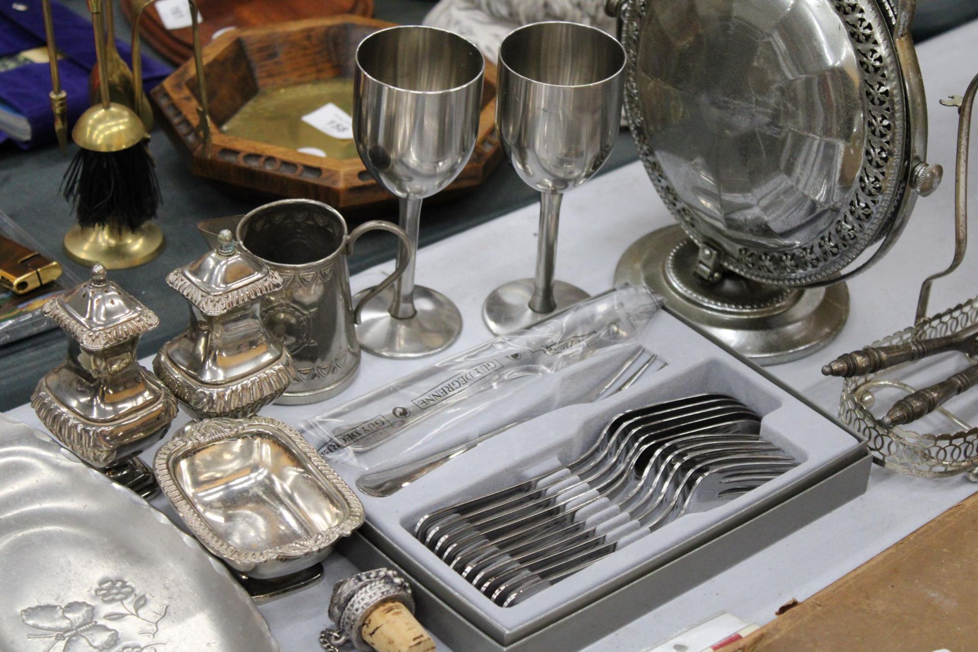A QUANTITY OF SILVER PLATED AND METAL ITEMS TO INCLUDE GOBLETS, A CRUET SET, DISHES, FLATWARE, ETC - Image 5 of 5