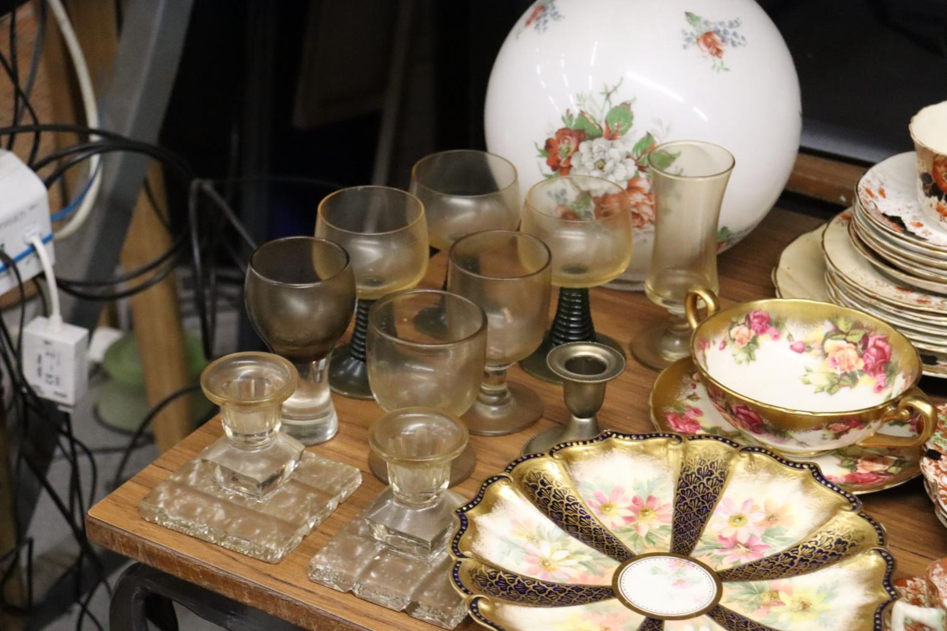A LARGE QUANTITY OF TEAWARE, ETC TO INCLUDE VINTAGE CUPS, SAUCERS AND SIDE PLATES, A COTTAGE TEAPOT, - Image 2 of 4