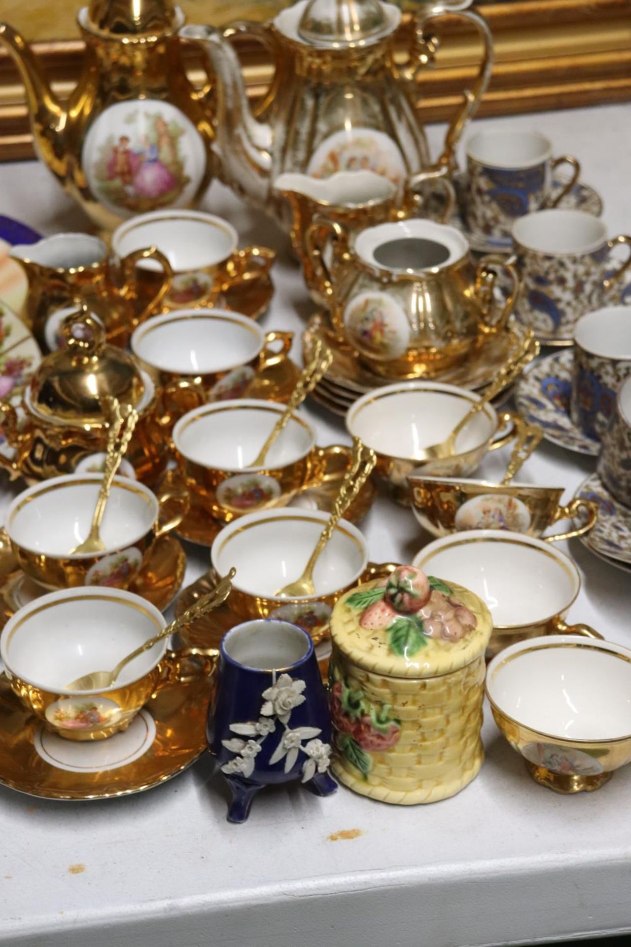 A QUANTITY OF VINTAGE TEAWARE TO INCLUDE GERMAN GILT WITH A CLASSICAL DESIGN, COFFEE POTS, SUGAR - Image 3 of 6