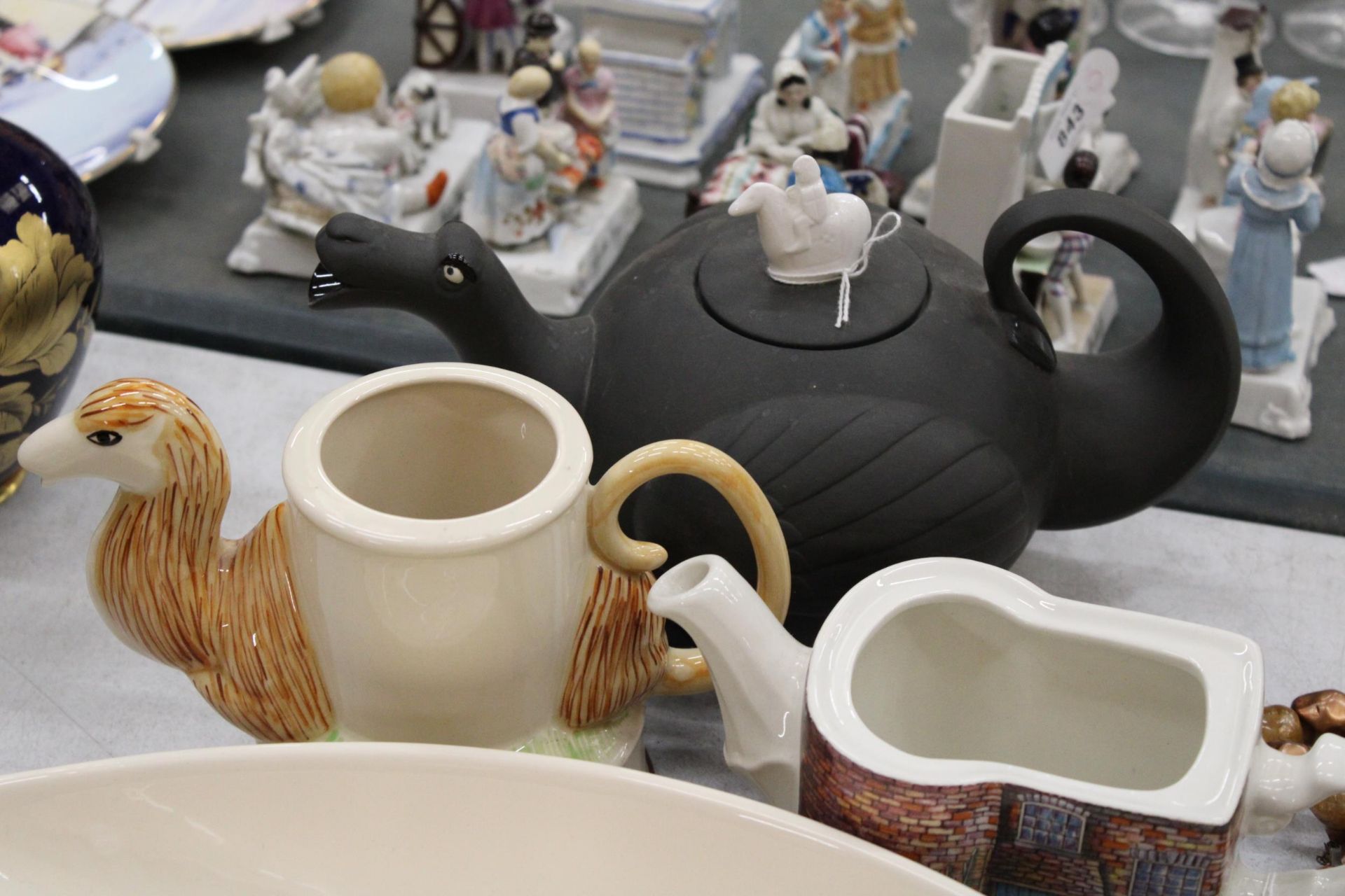 A MIXED LOT OF CERAMICS TO INCLUDE TEAPOTS, TWEMLOW WARE FISHES, ASHTRAYS, ETC - Bild 6 aus 6