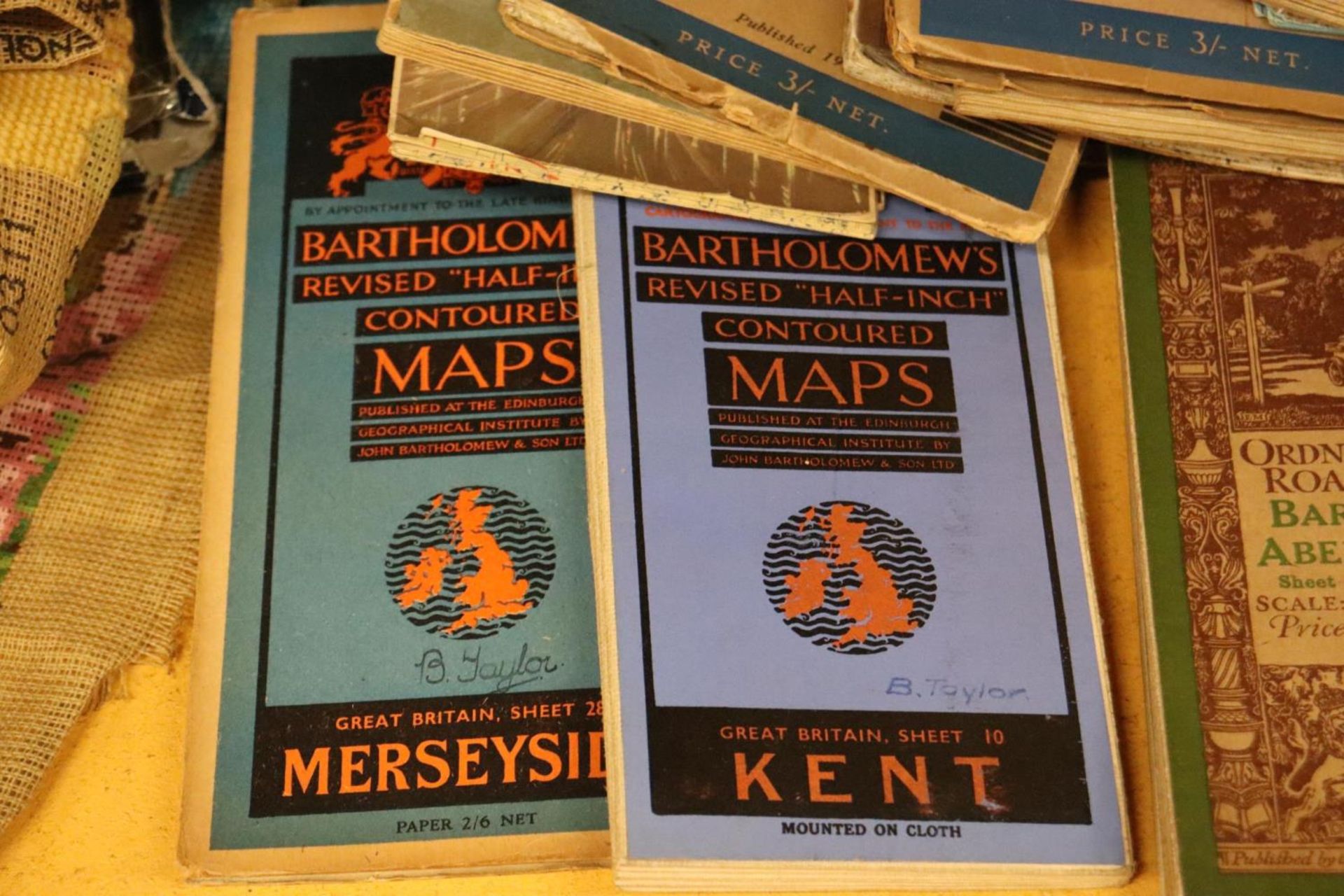 A COLLECTION OF VINTAGE ROAD MAPS TO INCLUDE ORDNANCE SURVEY AND BARTHOLOMEW'S - Bild 2 aus 4