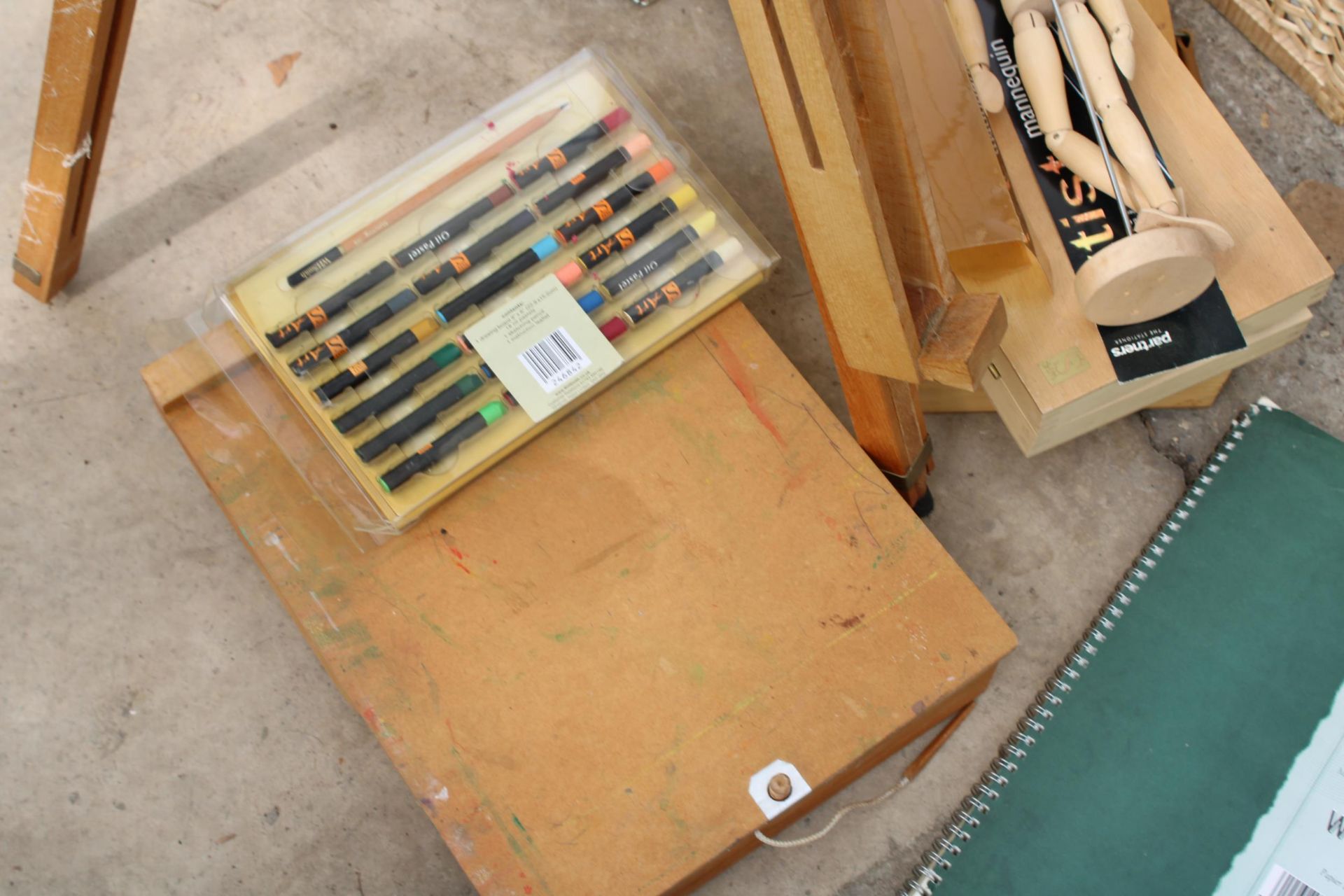 AN ASSORTMENT OF ARTISTS ITEMS TO INCLUDE EASELS AND PAINT BOXES ETC - Image 7 of 8