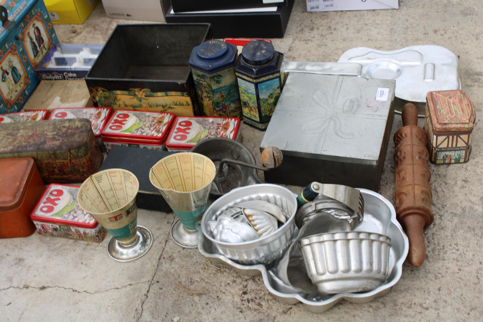 A LARGE ASSORTMENT OF VINTAGE TINS AND KITCHEN ITEMS ETC - Image 2 of 2